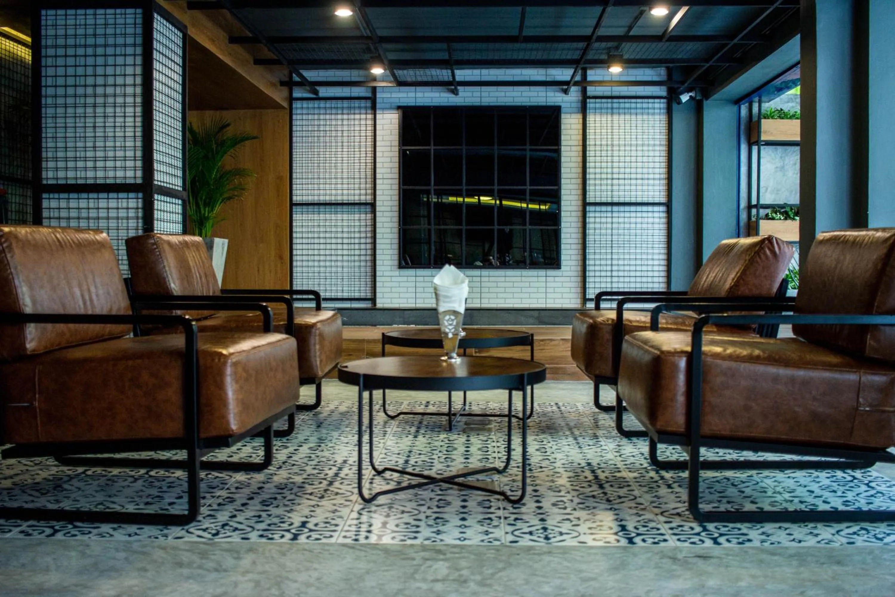 Communal lounge/ TV room in BH Baan Paradise Hotel Patong