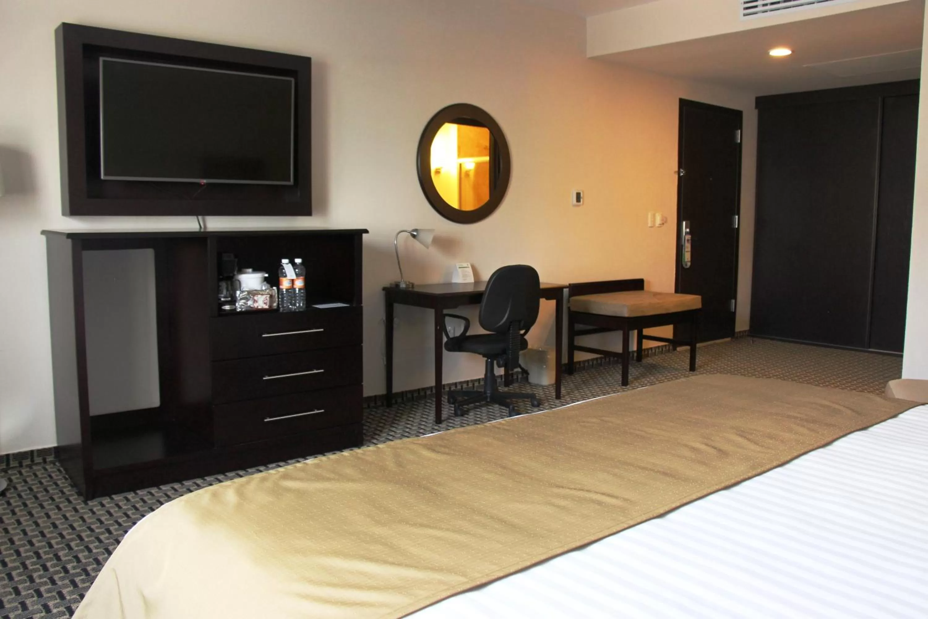 Photo of the whole room in Holiday Inn Mexico Santa Fe by IHG
