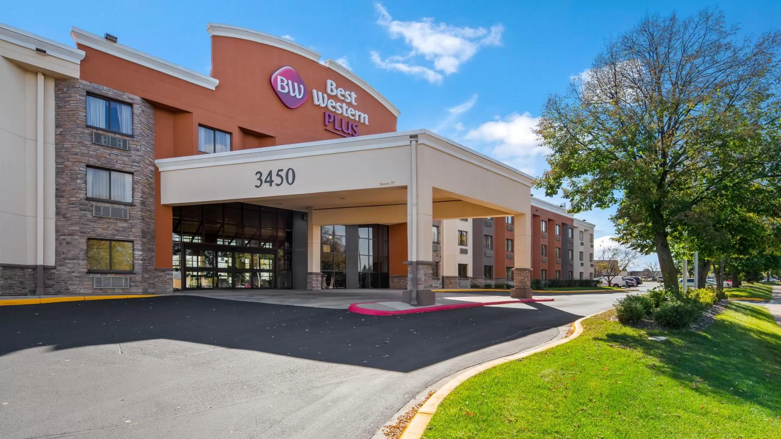 Property building in Best Western Plus Dakota Ridge