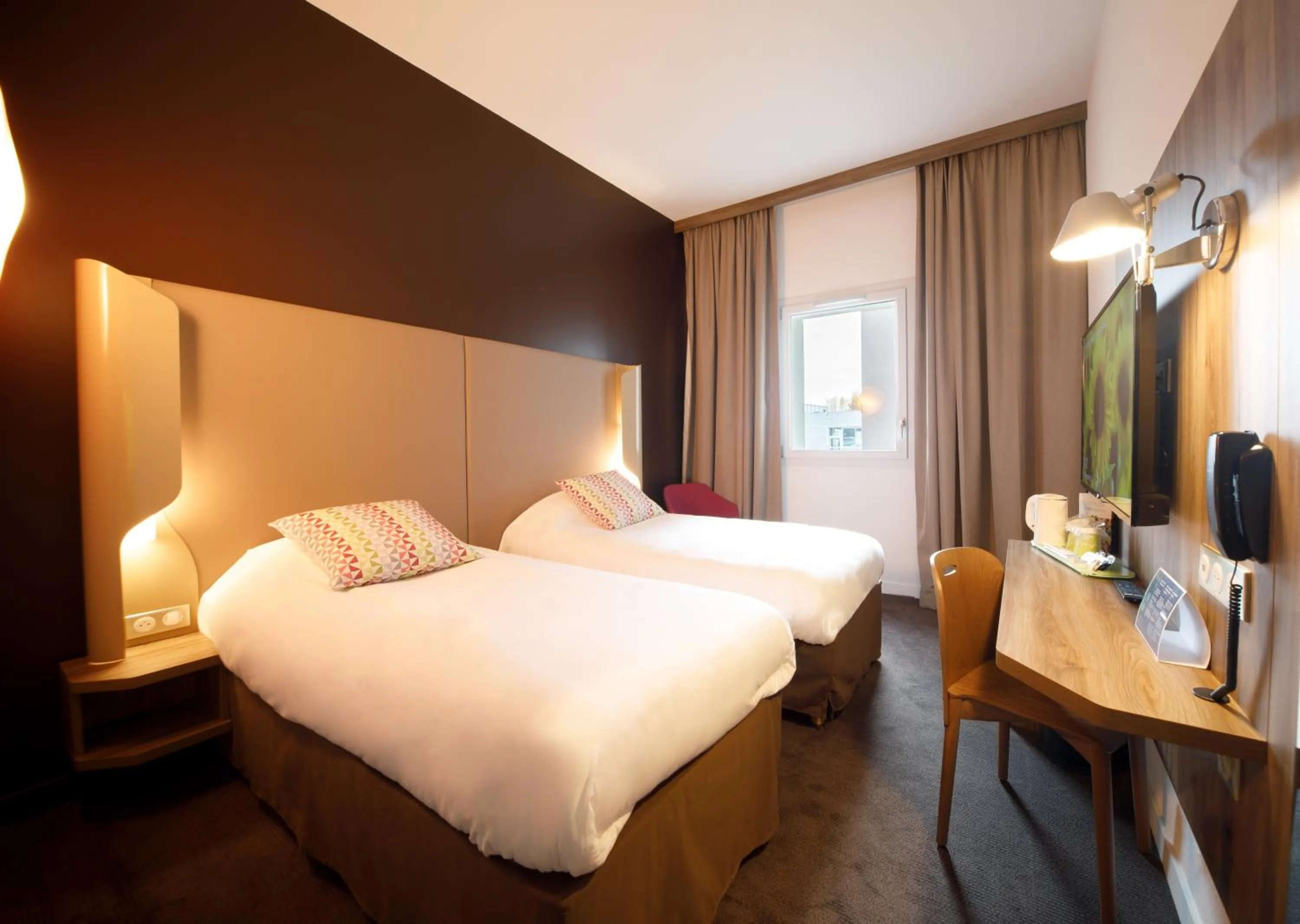 Bedroom, Bed in Campanile Annemasse Est Findrol CHAL