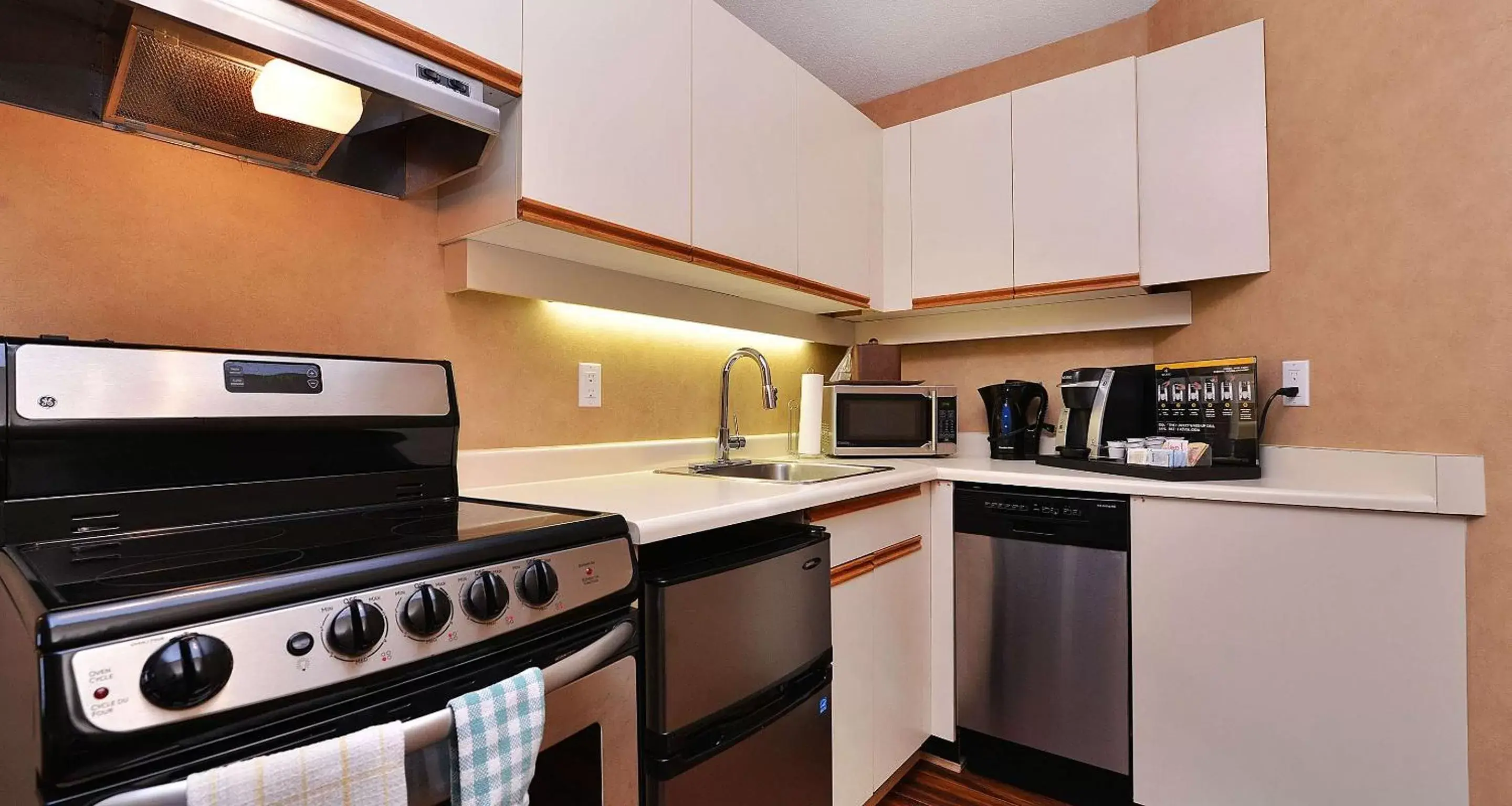 One-Bedroom Queen Suite - Non-Smoking in Best Western Plus Emerald Isle Hotel One-Bedroom Queen Suite - Non-Smoking in Best Western Plus Emerald Isle Hotel