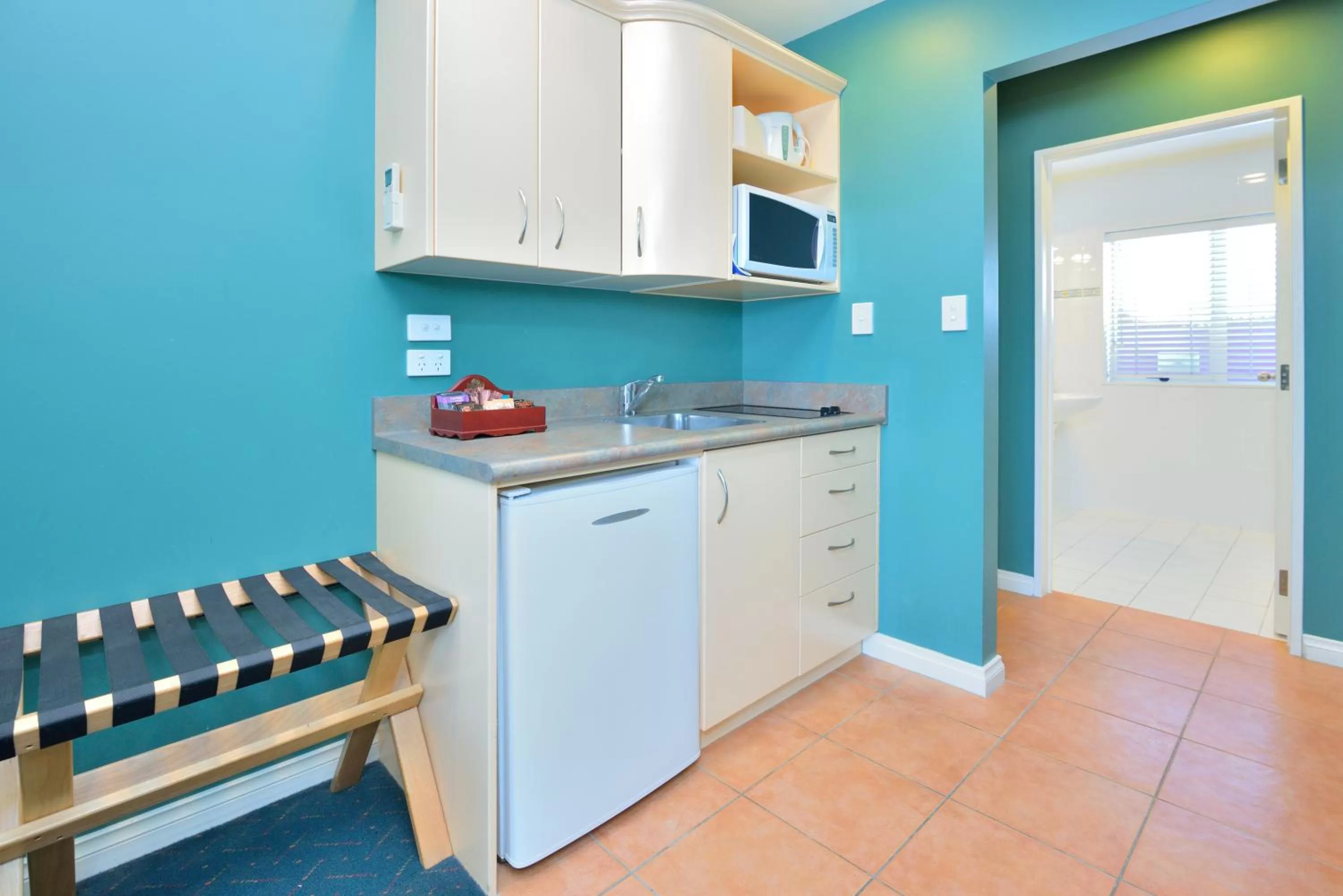 Kitchen or kitchenette in Shoreline Motel