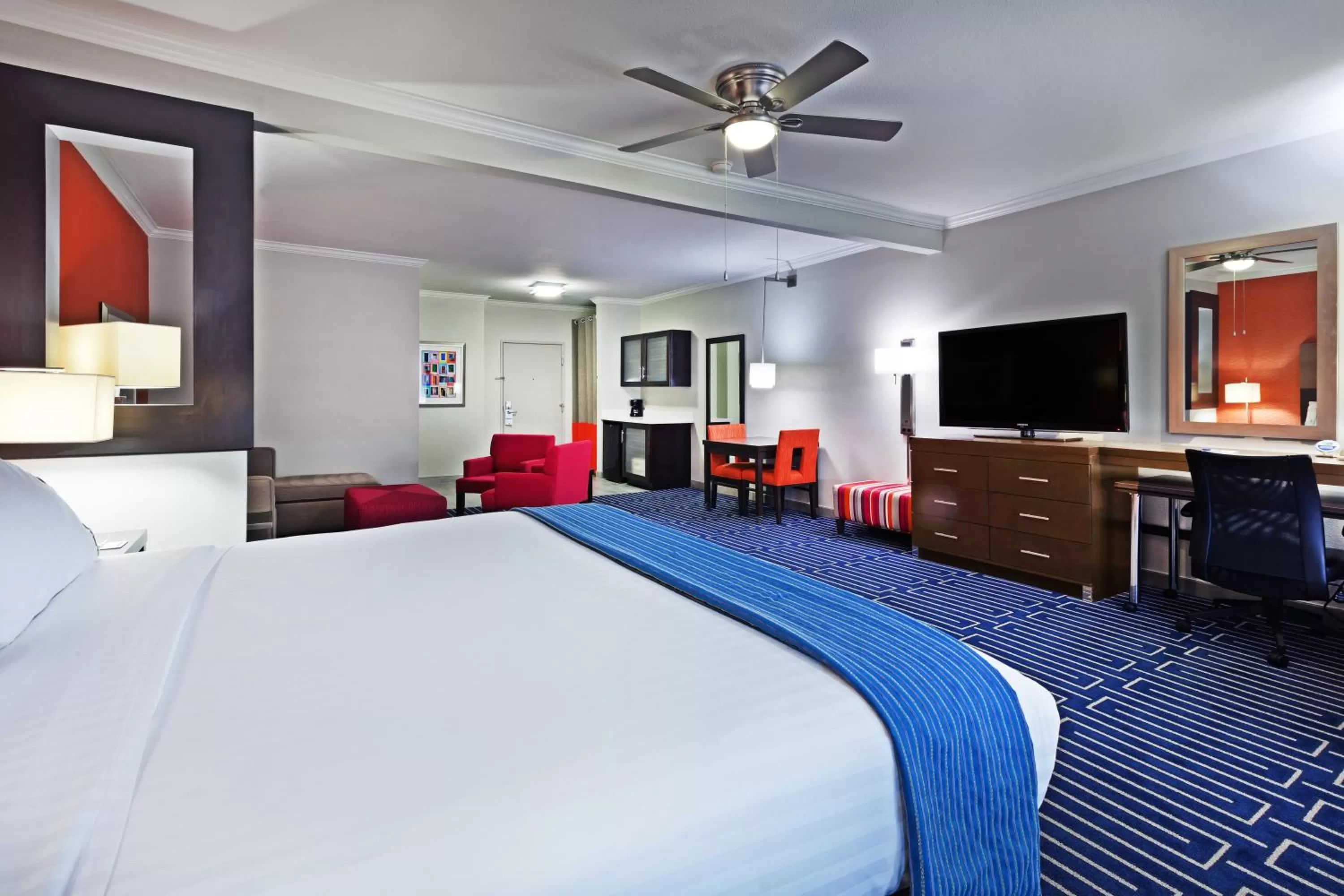 Photo of the whole room, Bed in Holiday Inn Express & Suites Houston East by IHG