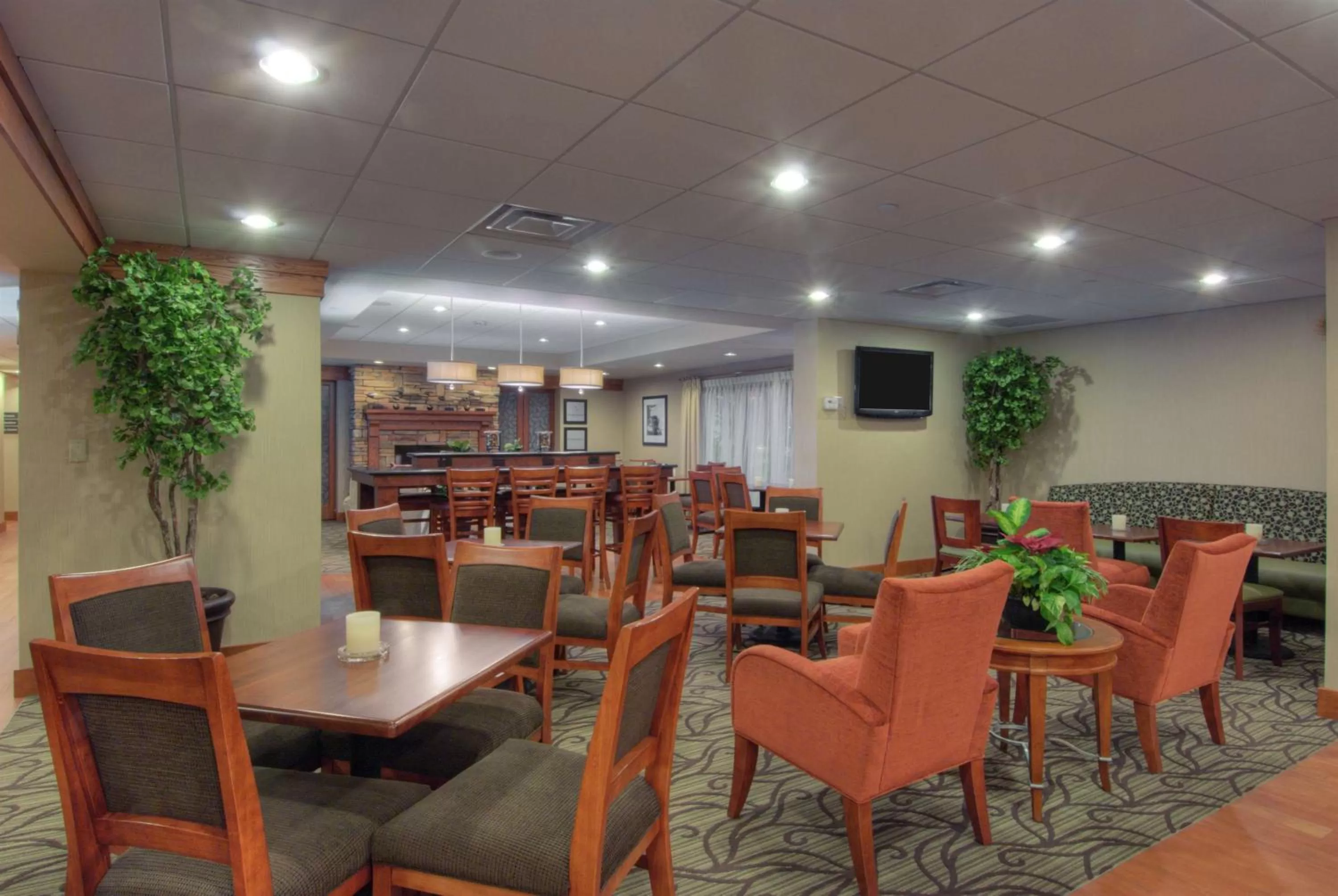 Dining area in Hampton Inn Wheeling