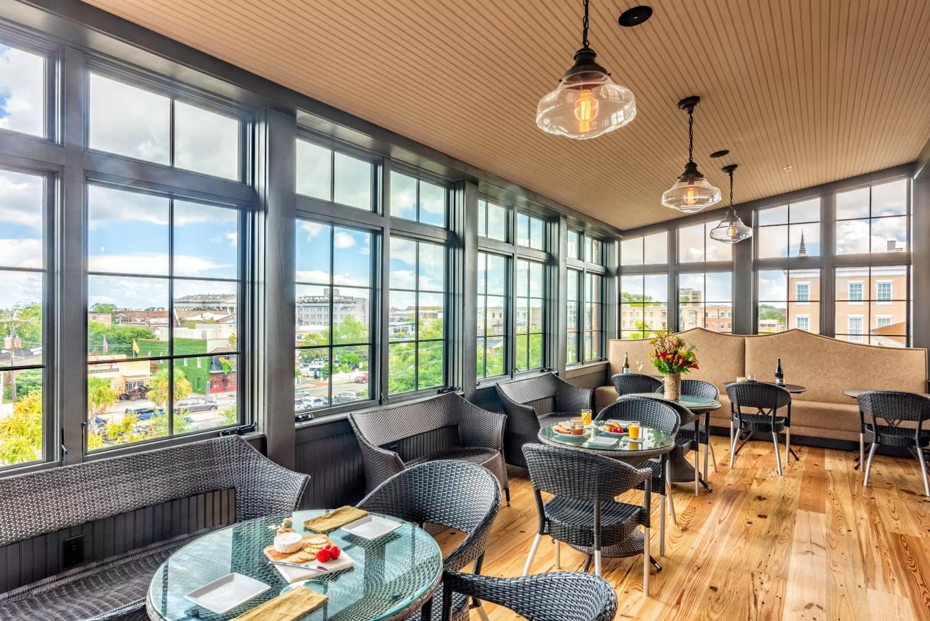 Lounge or bar in Andrew Pinckney Inn