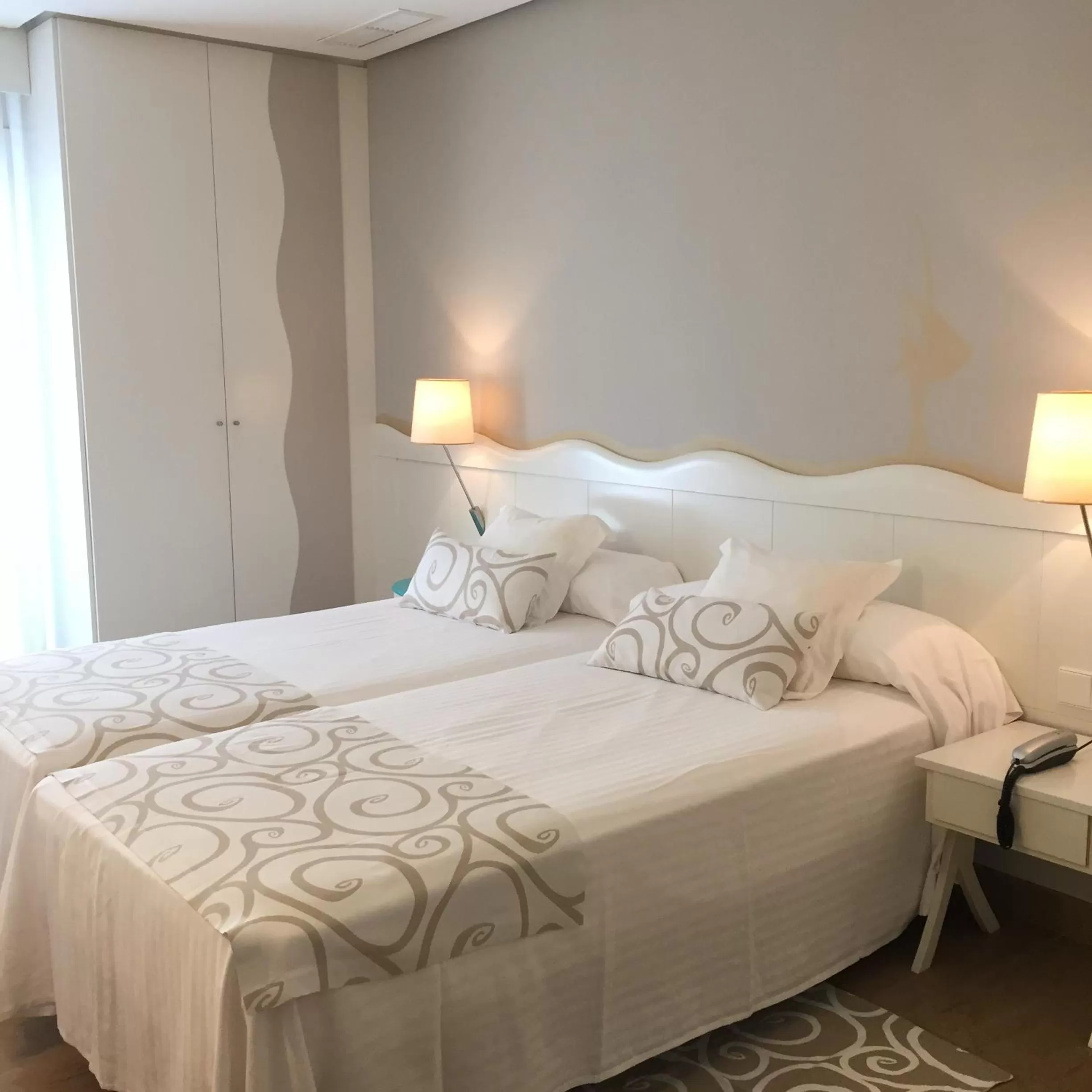 Photo of the whole room, Bed in Hotel Meridional