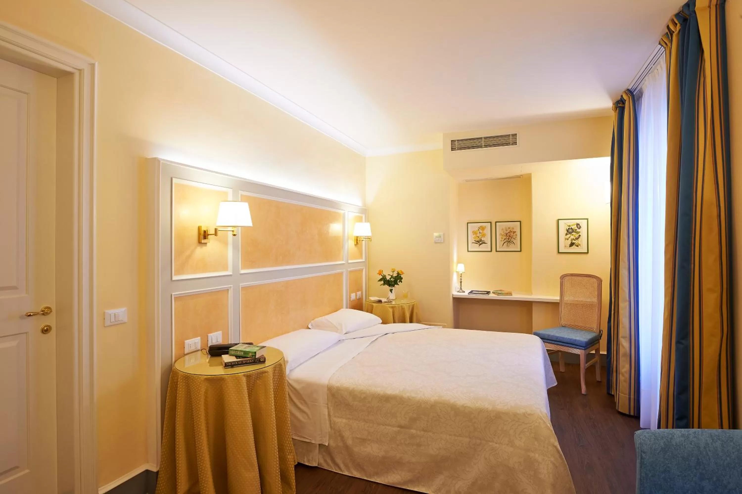 Shower, Bed in Hotel Firenze Capitale