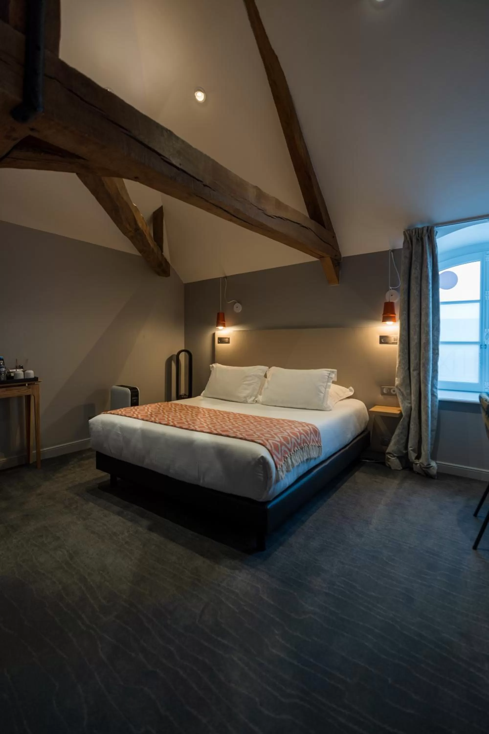 Property building, Bed in Hôtel Loysel le Gaucher