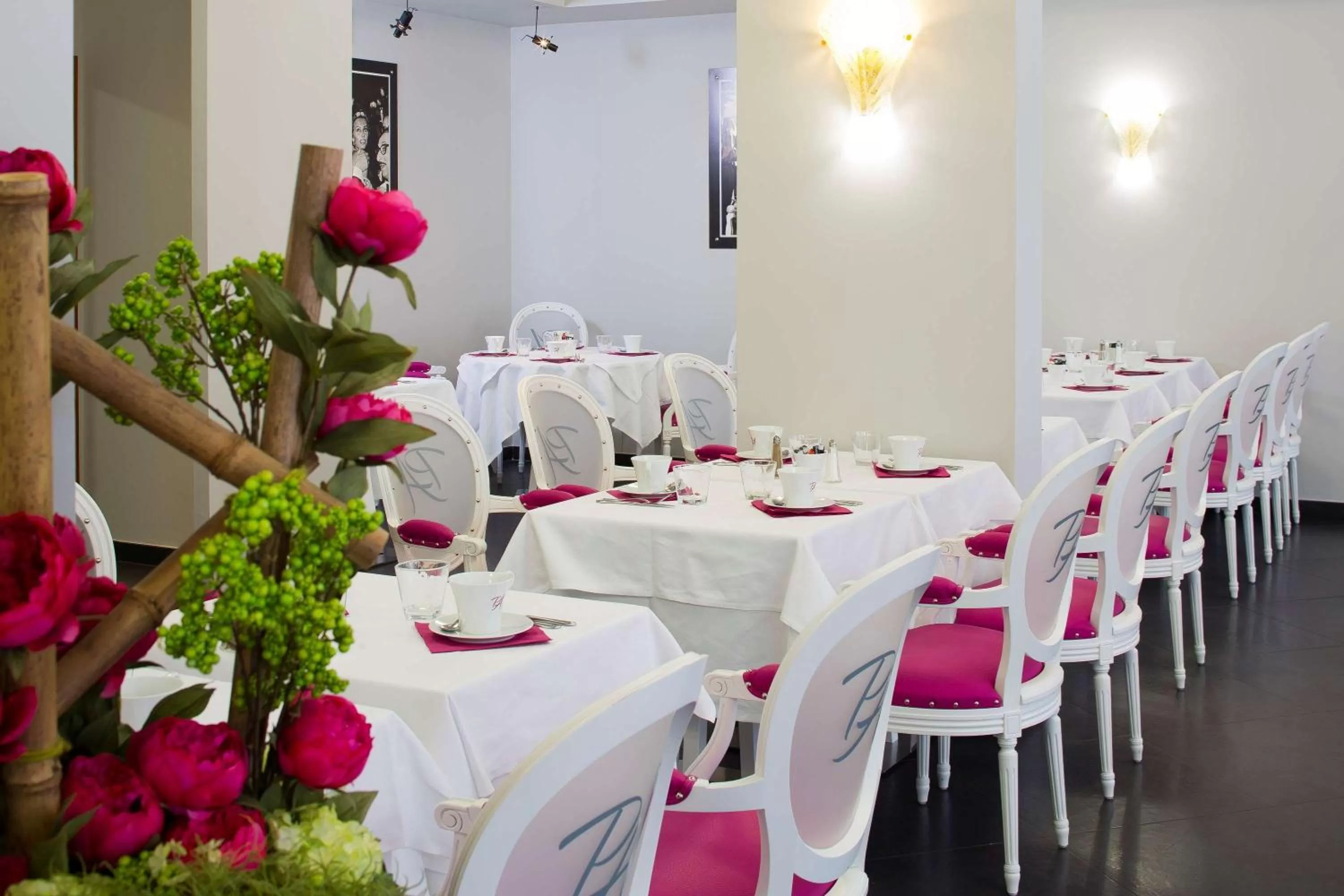 Restaurant/places to eat in Best Western Premier Le Patio des Artistes Wellness Jacuzzi