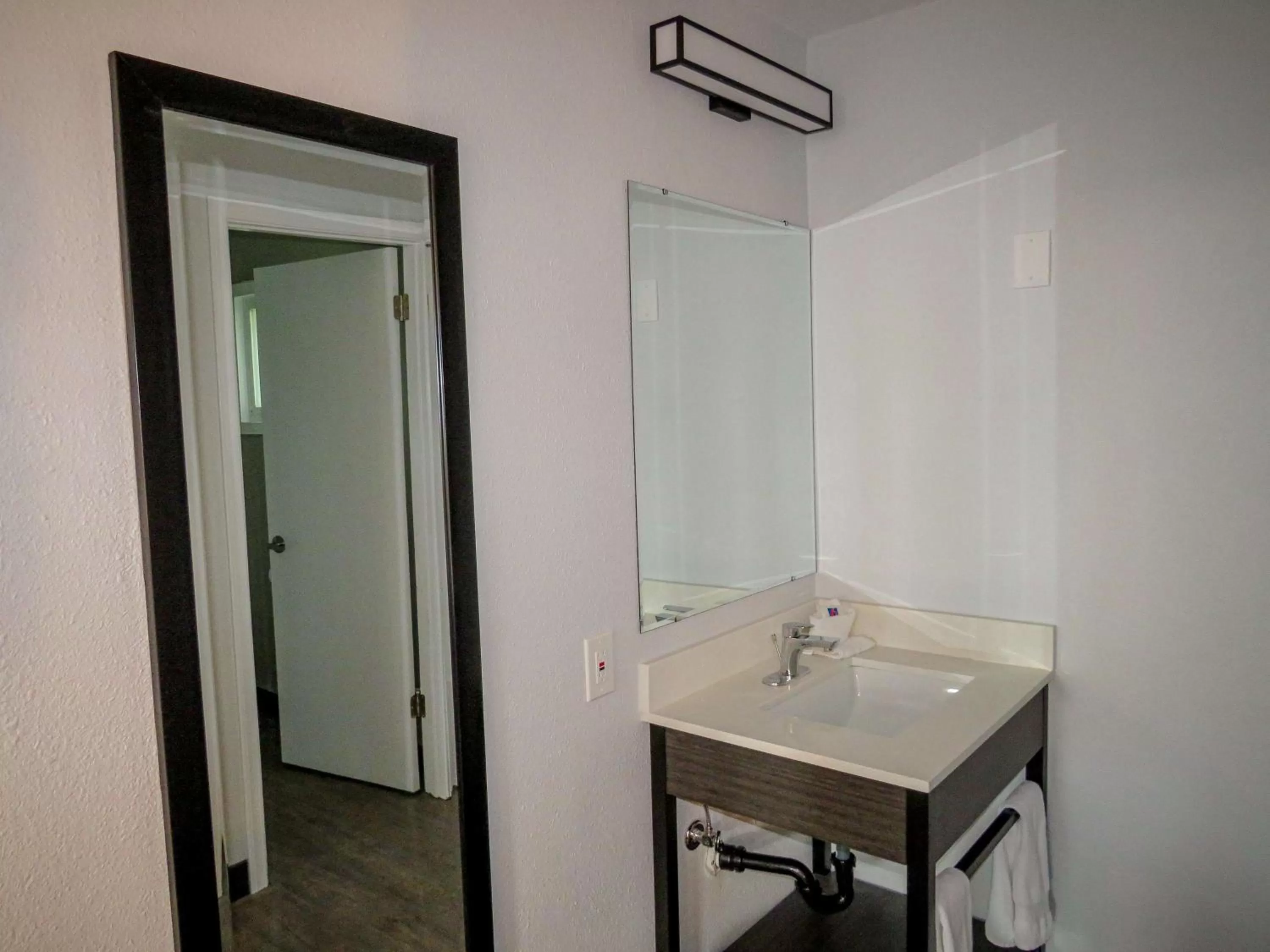 Bathroom in Motel 6 Tigard, Or - Portland Southwest