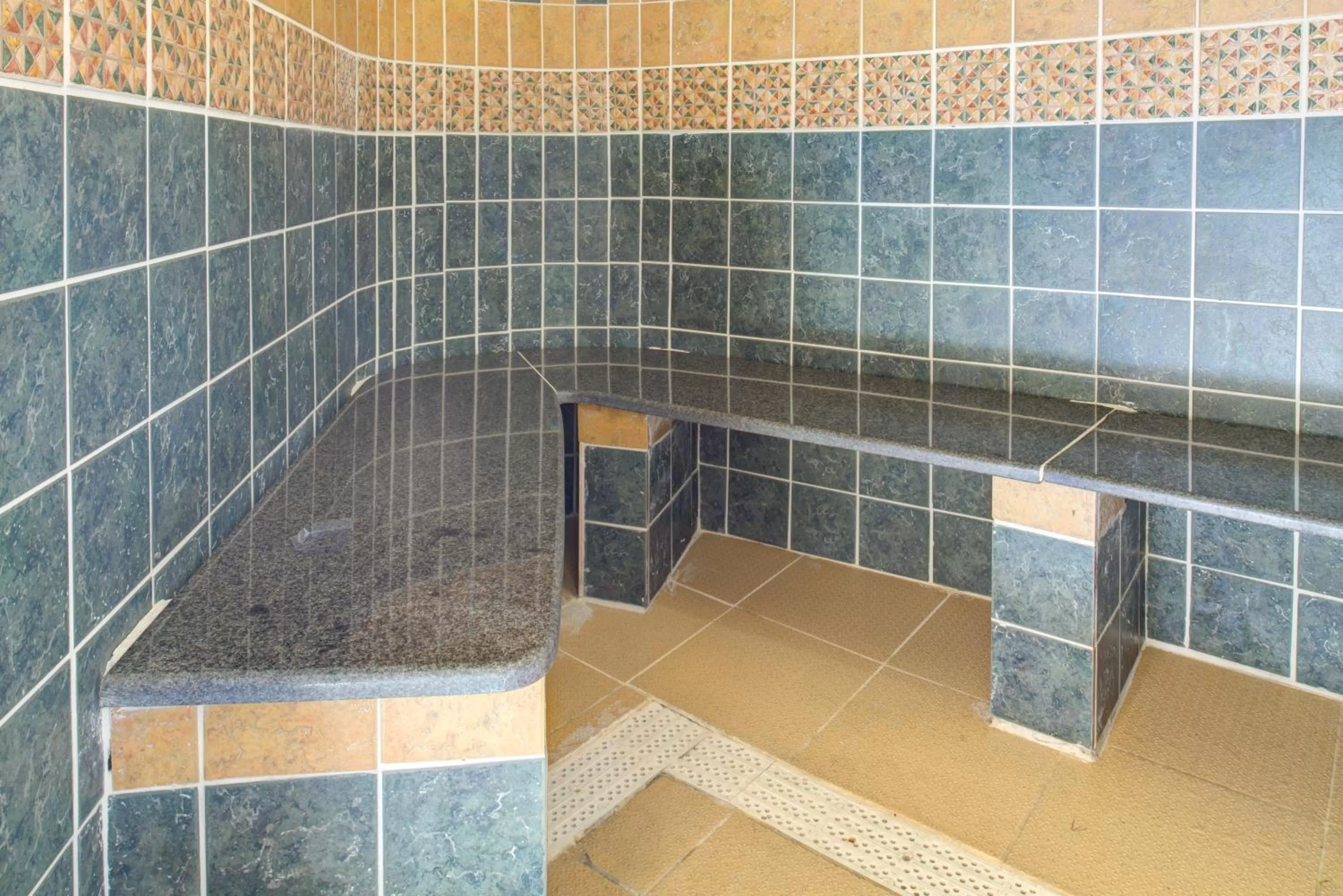 Steam room in Choromar Apartments