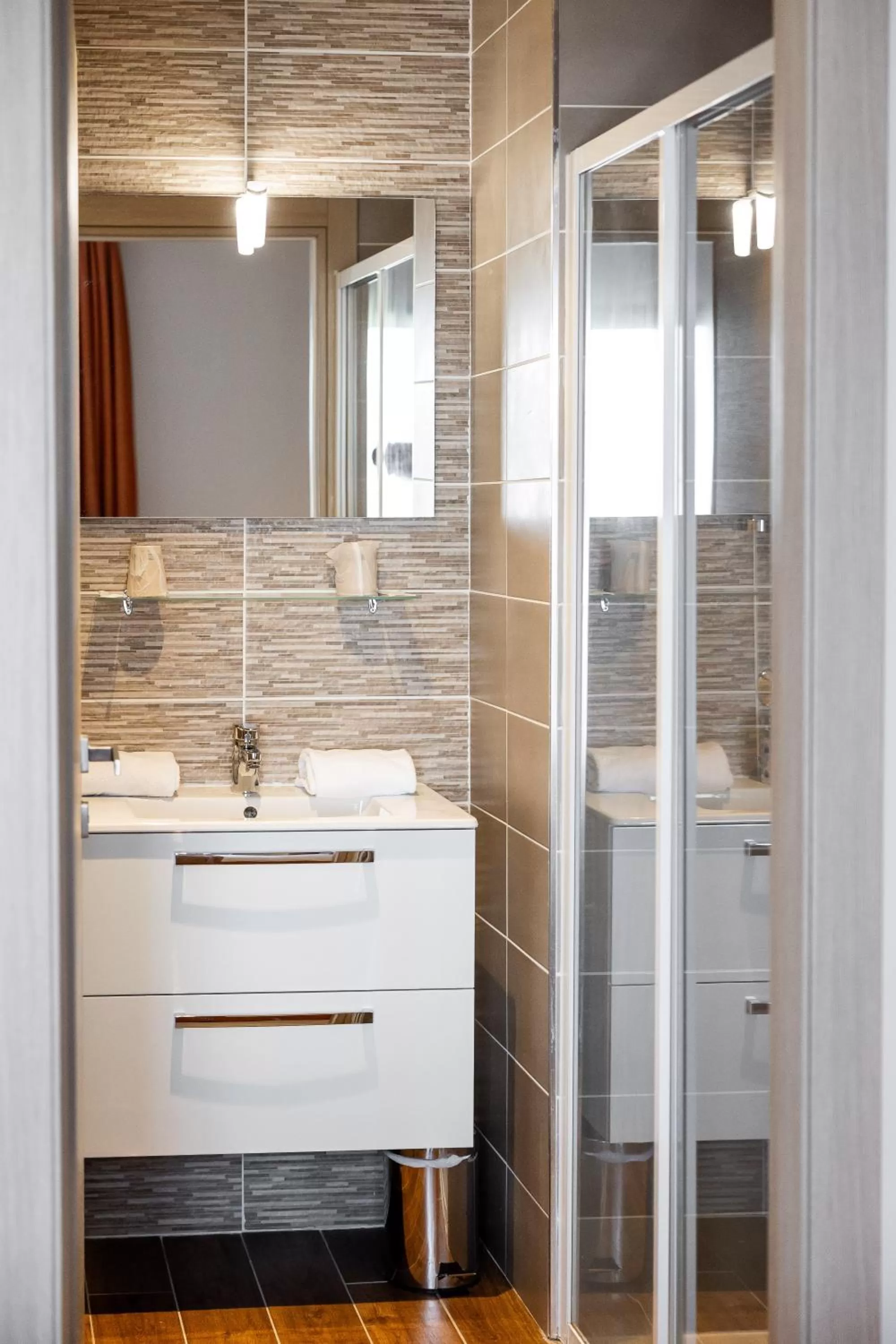 Shower in Hôtel Le Bastia