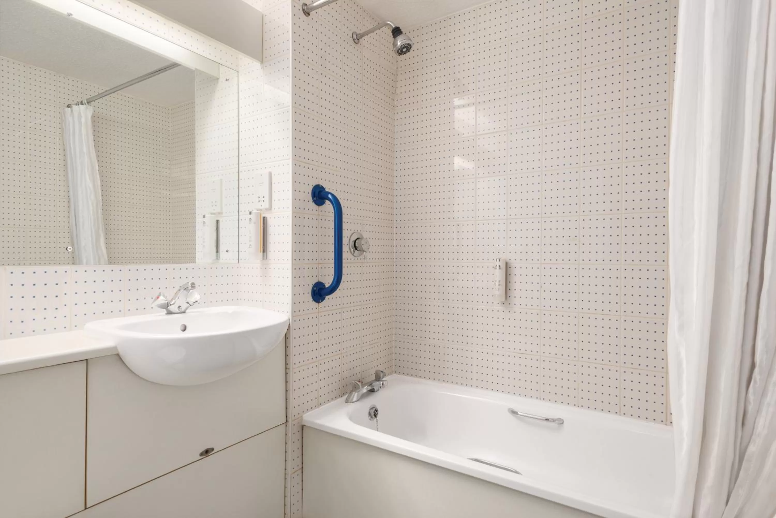 Shower in Days Inn Hotel Sheffield South