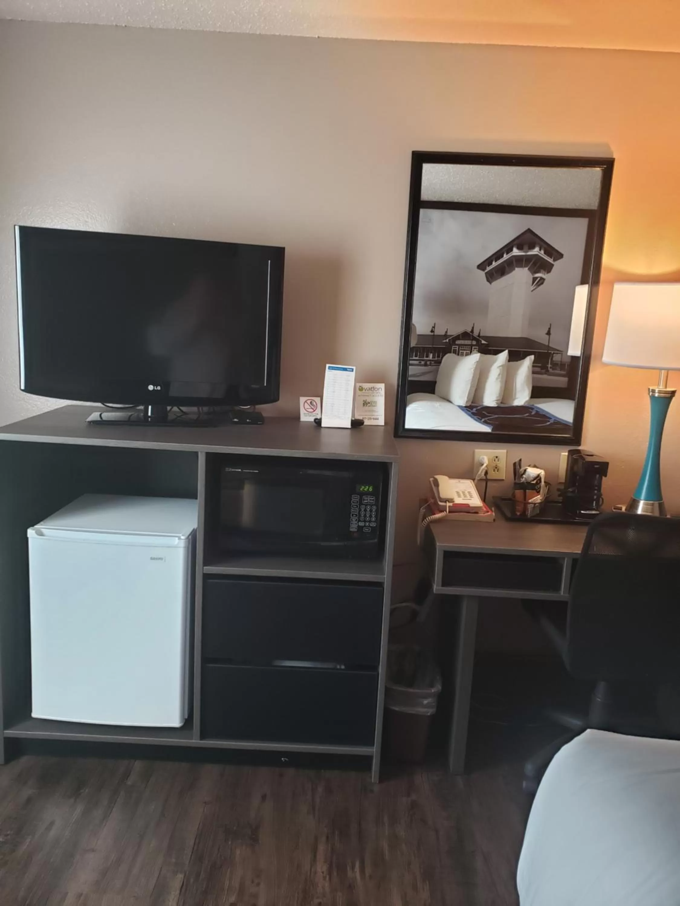 Decorative detail, Bed in Super 8 by Wyndham North Platte