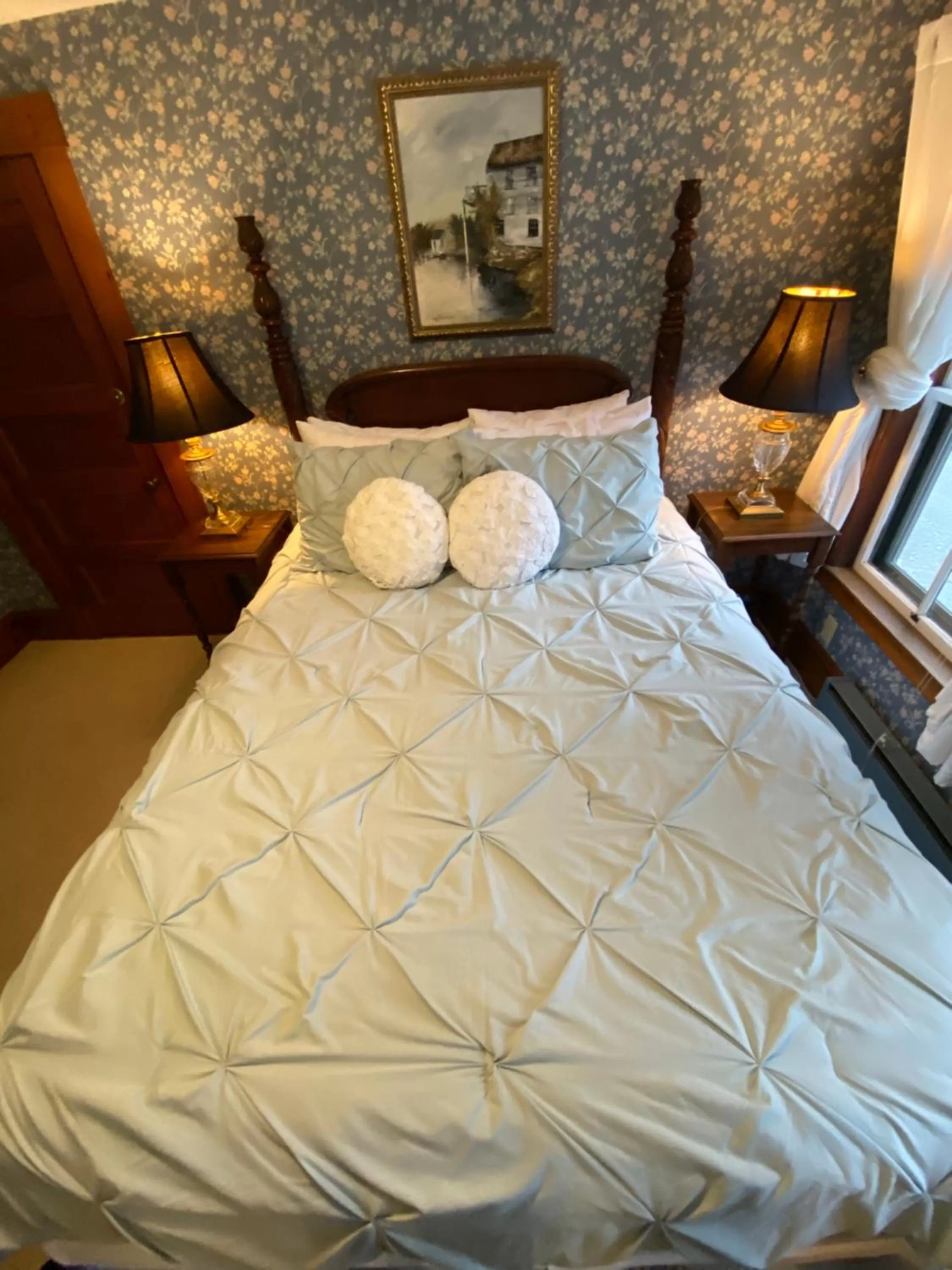 Bed in Follansbee Inn
