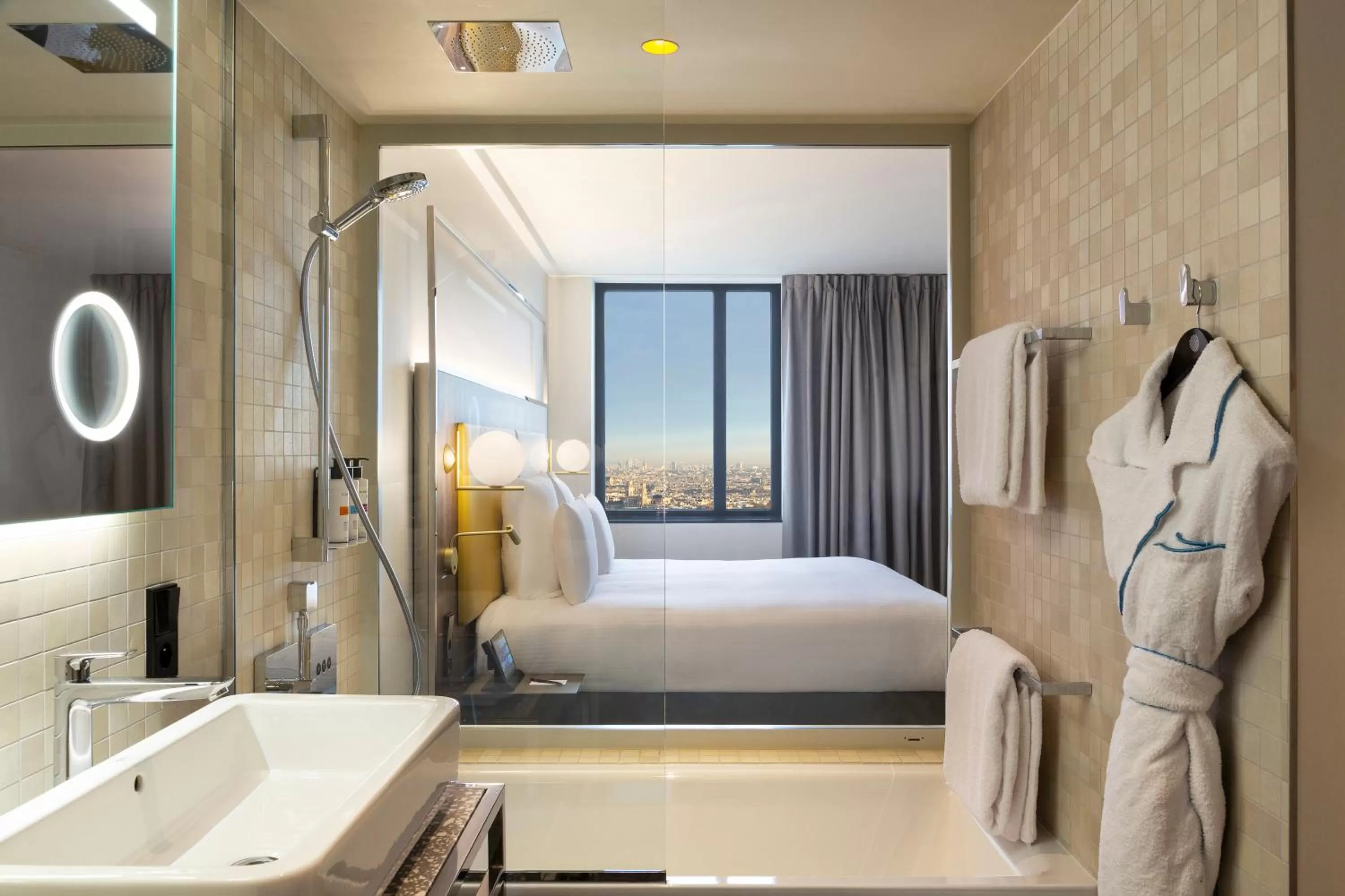 Bathroom, Bed in Pullman Paris Montparnasse
