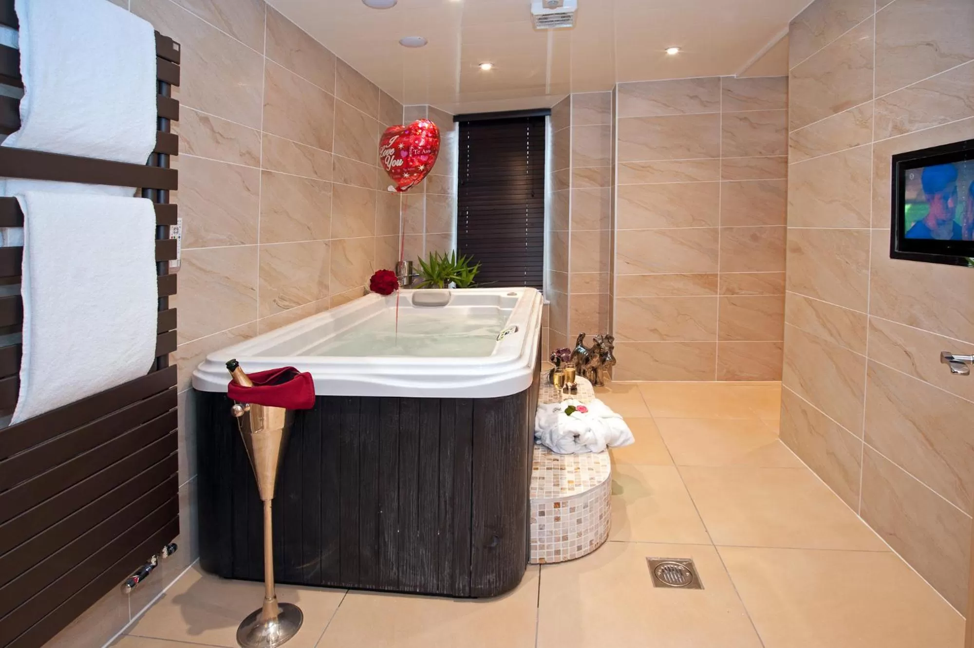 Hot Tub in Windermere Boutique Hotel Spa Suites & Hot Tubs