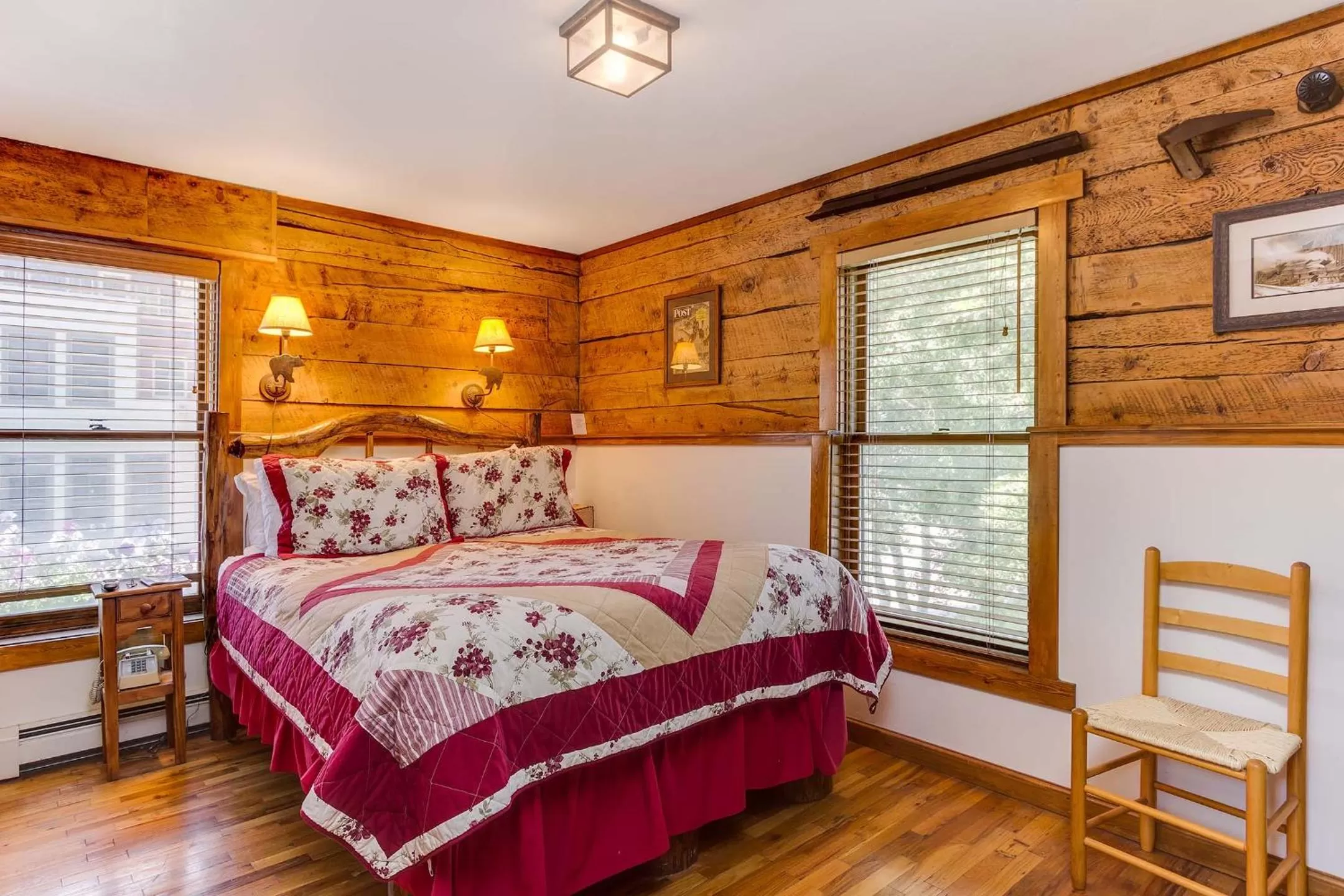 Bed in Minturn Inn