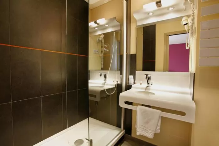 Bathroom in Hôtel Novalis Quimperlé