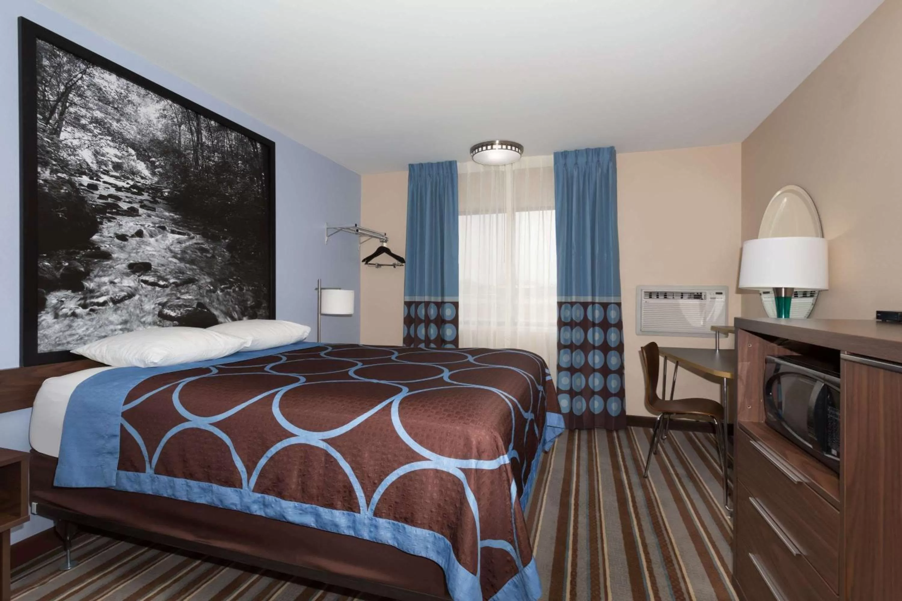 Photo of the whole room, Bed in Super 8 by Wyndham Longmont/Twin Peaks