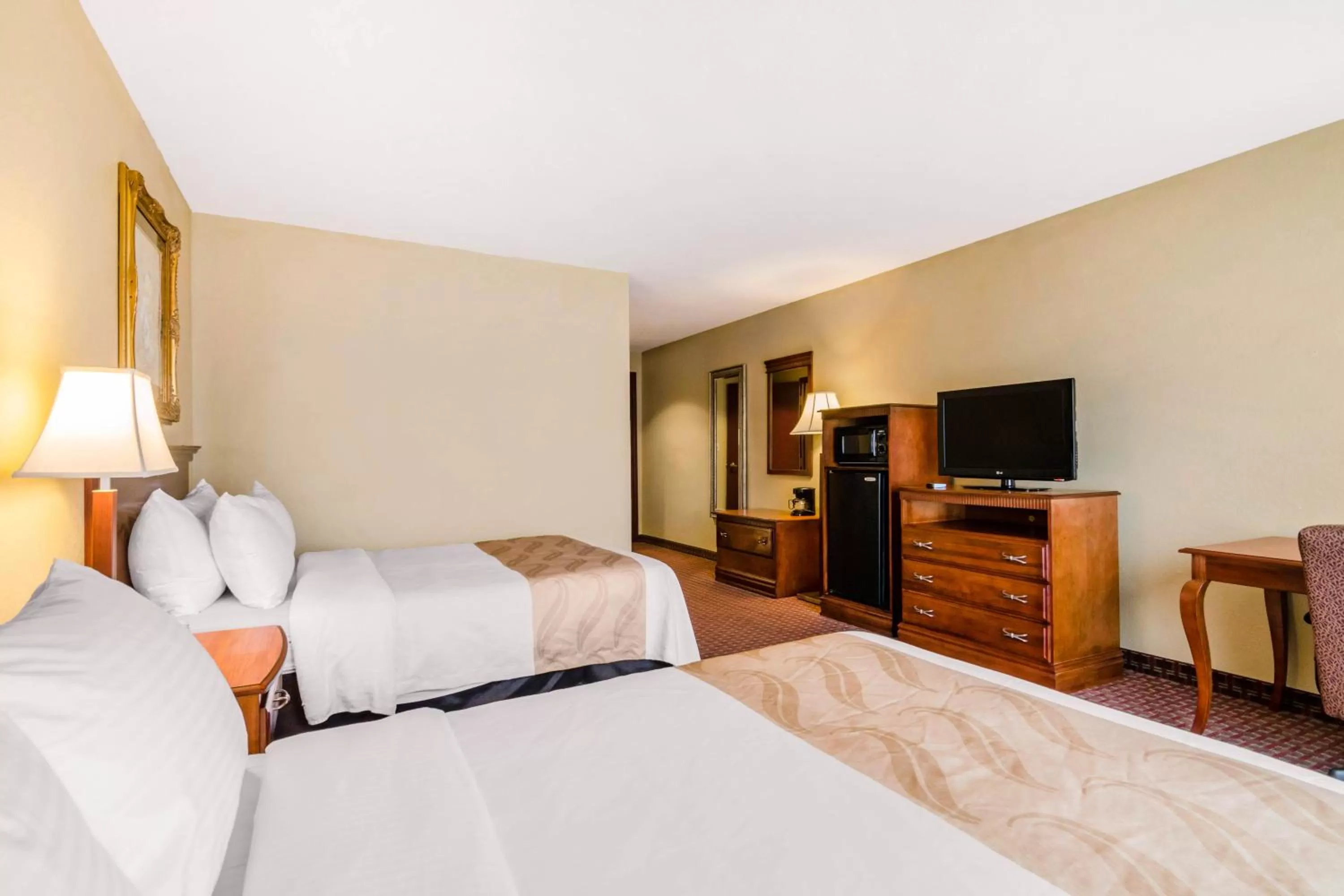 Bedroom in Quality Inn & Suites Carthage near Precious Moments Chapel