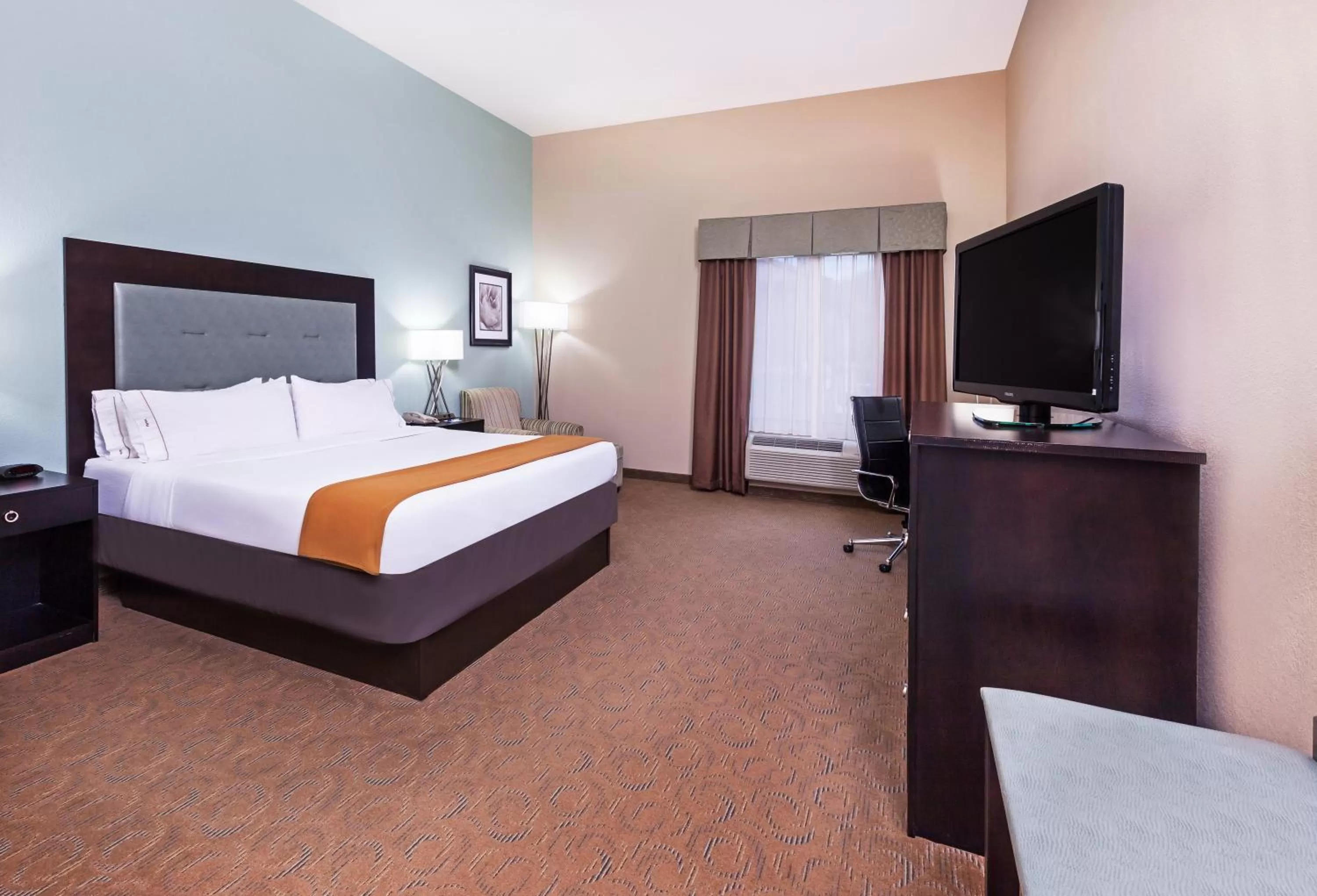 Photo of the whole room, Bed in Holiday Inn Express & Suites Victoria, an IHG Hotel