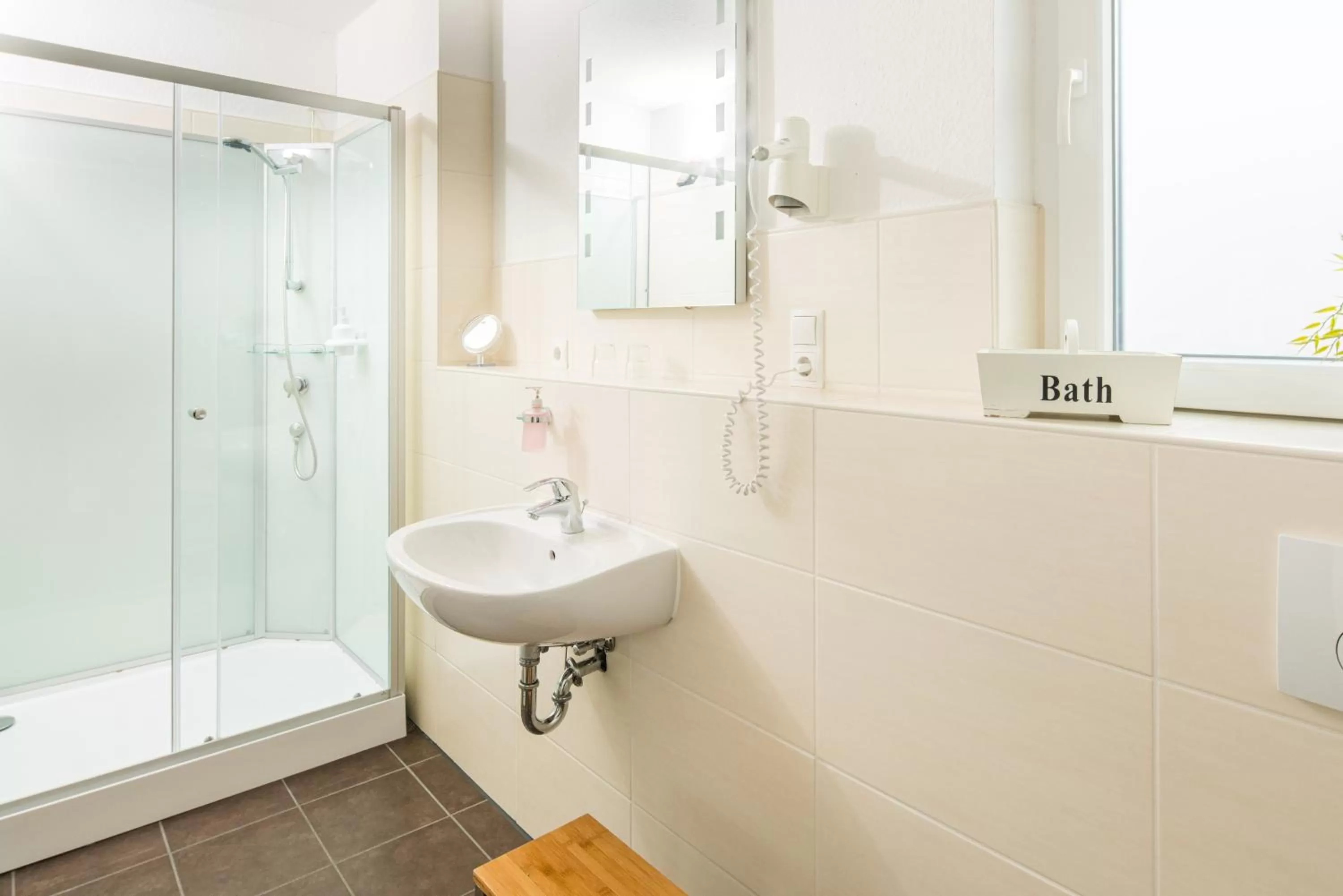 Bathroom in Schäfers Hotel, Self-Check-in, Cafe und Bäcker am Hotel