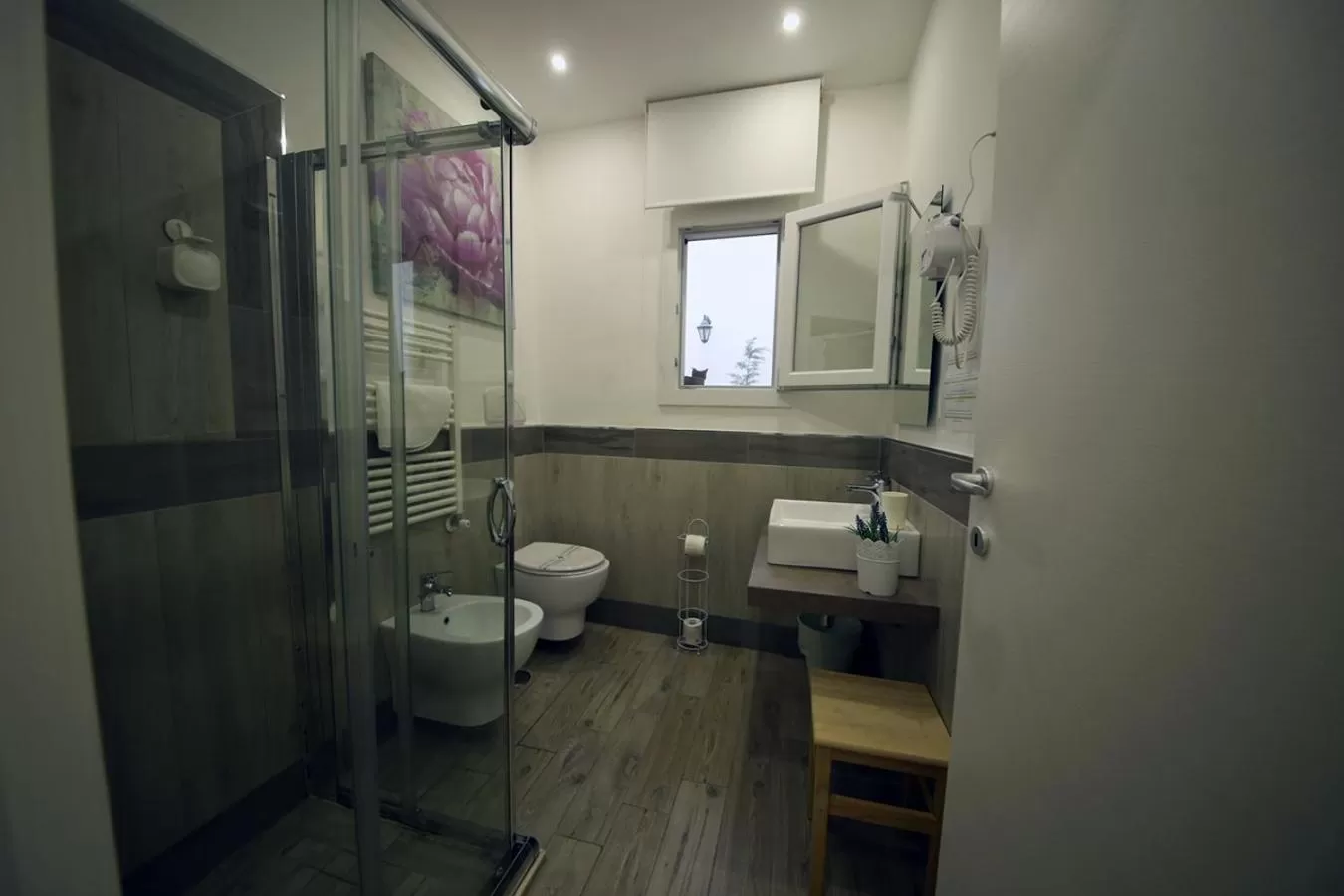 Shower in La piazzetta