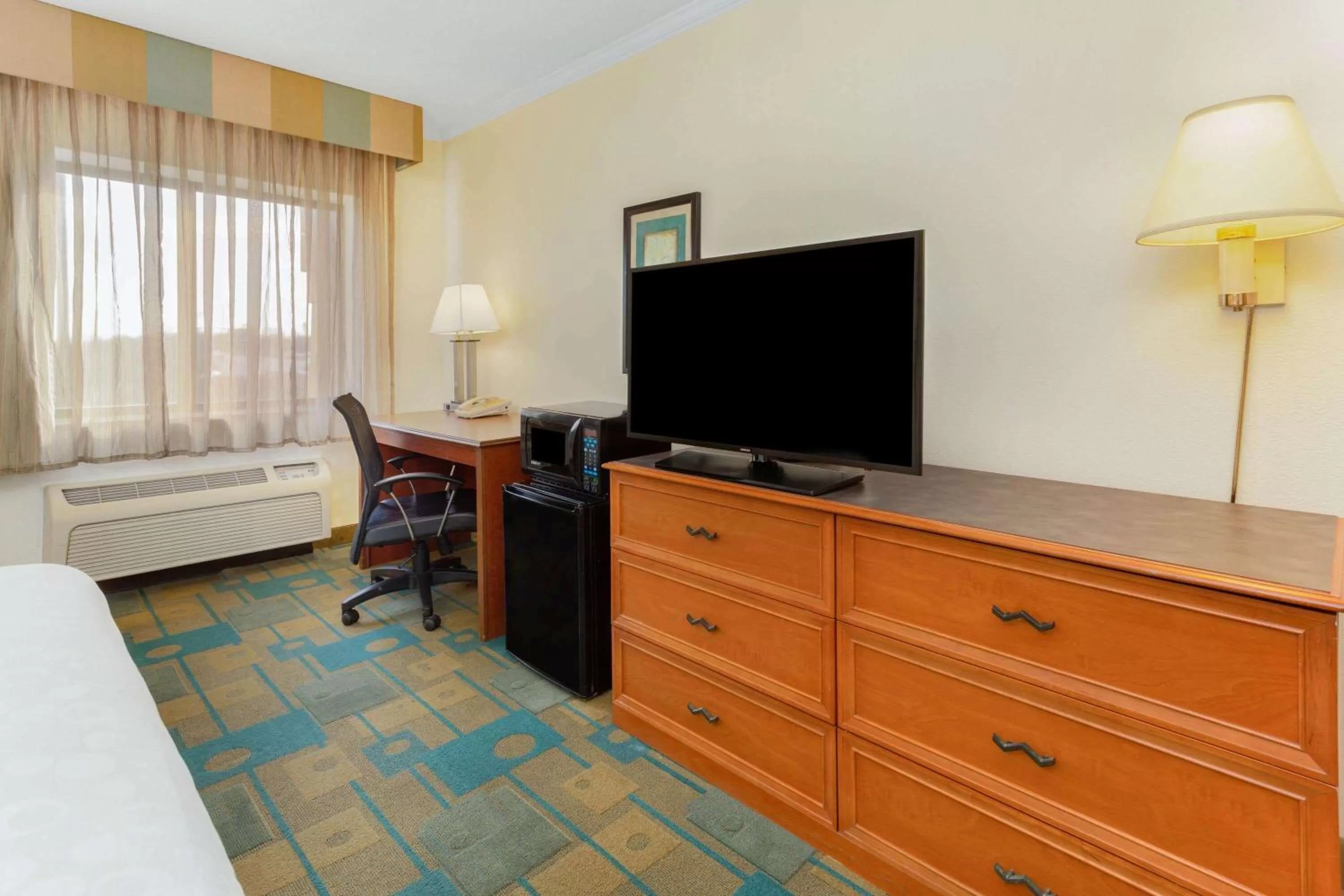 Photo of the whole room in La Quinta Inn by Wyndham Chicago Willowbrook