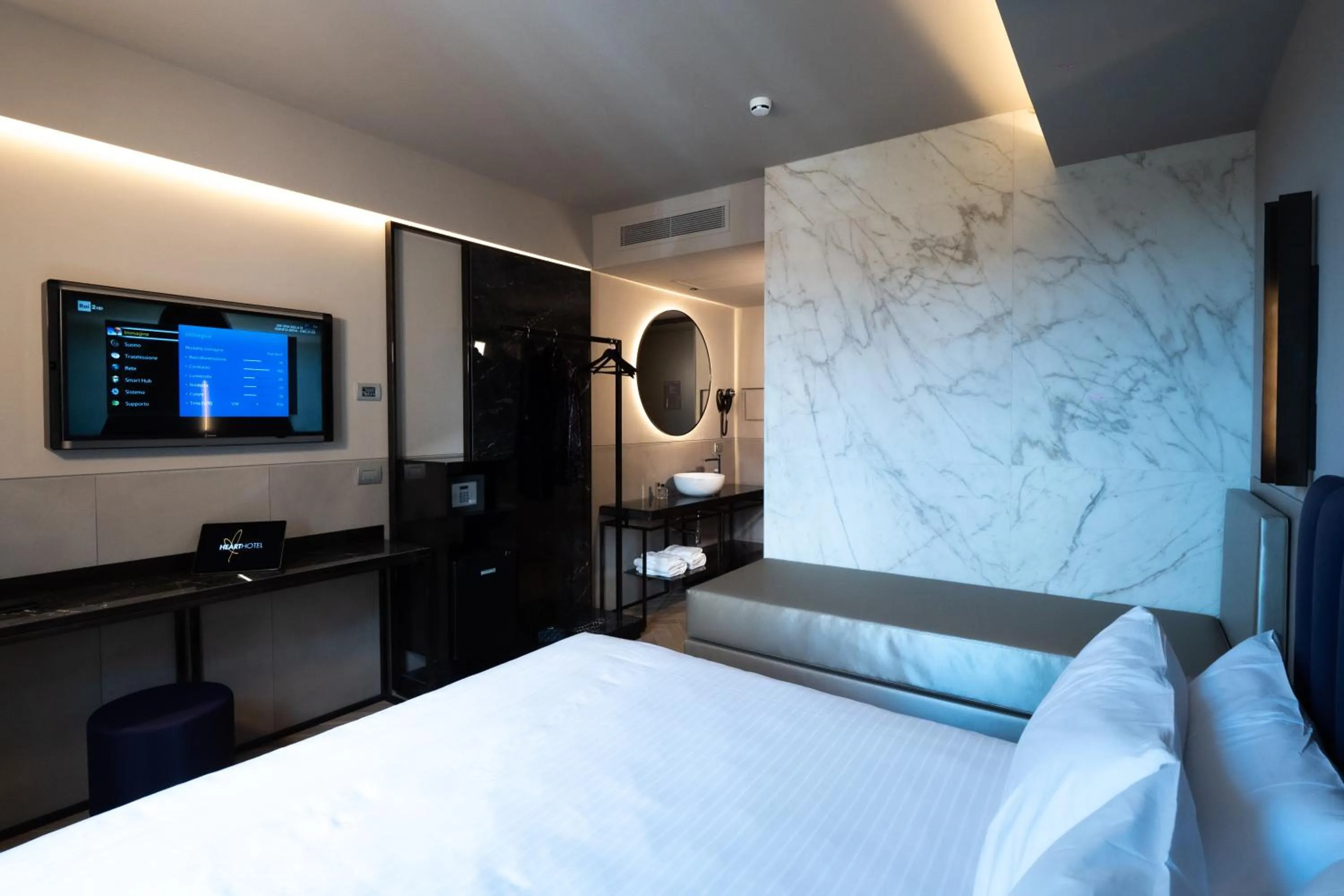 Bedroom, Bed in Heart Hotel Milano