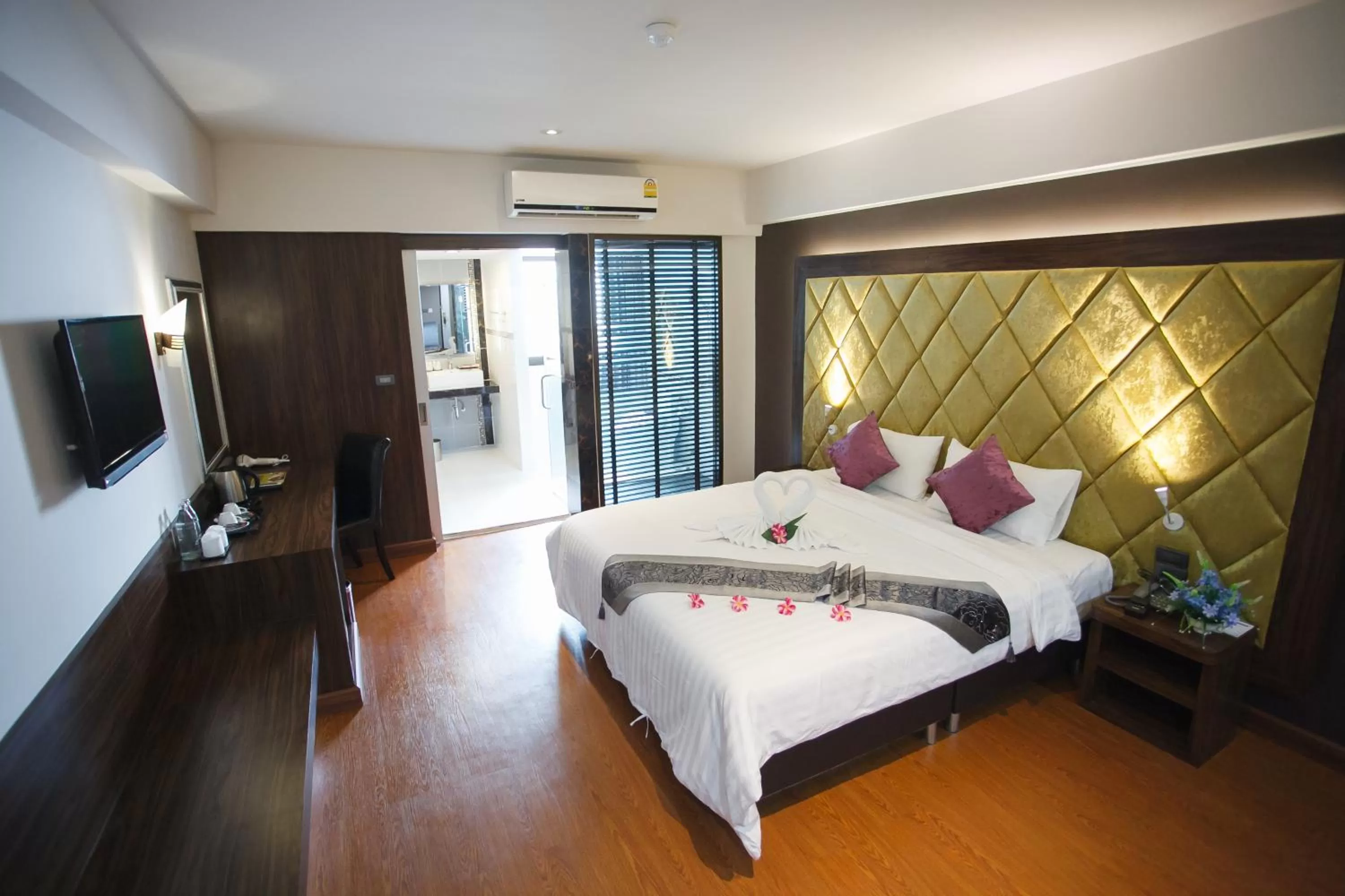 Bedroom, Bed in Grand Pink Hotel Hatyai