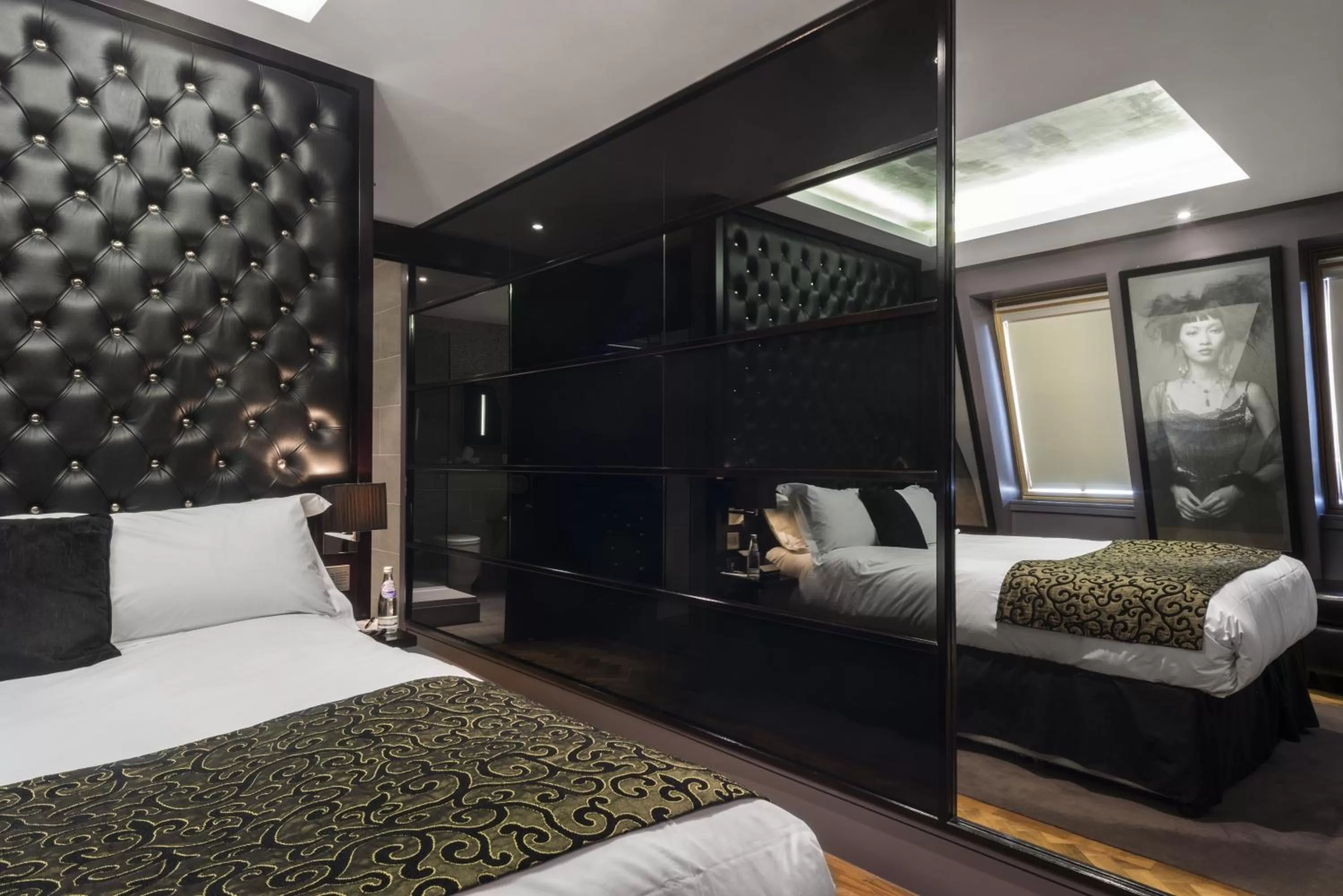 Photo of the whole room, Bed in Le Monde Hotel