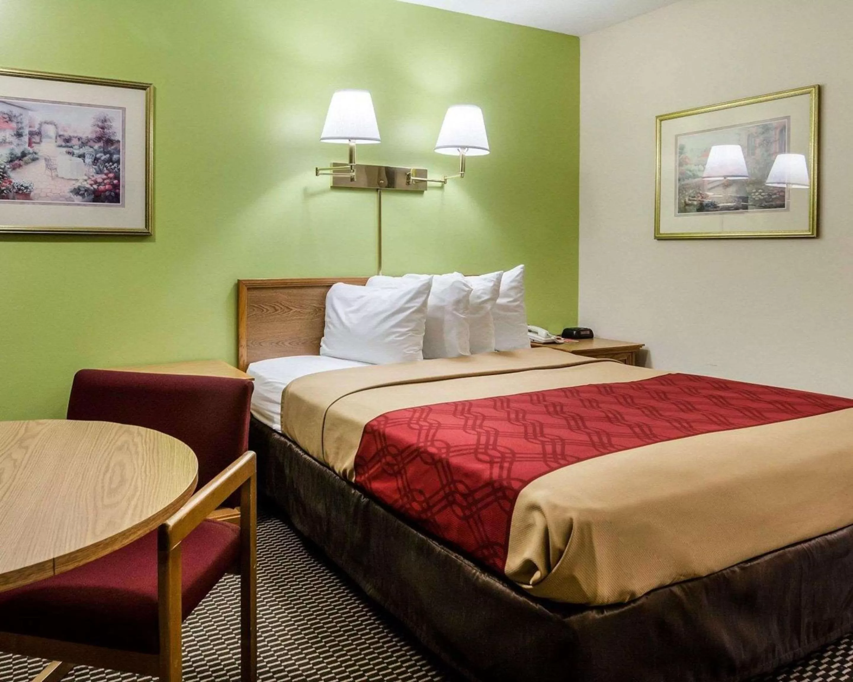 Bedroom, Bed in Econo Lodge University