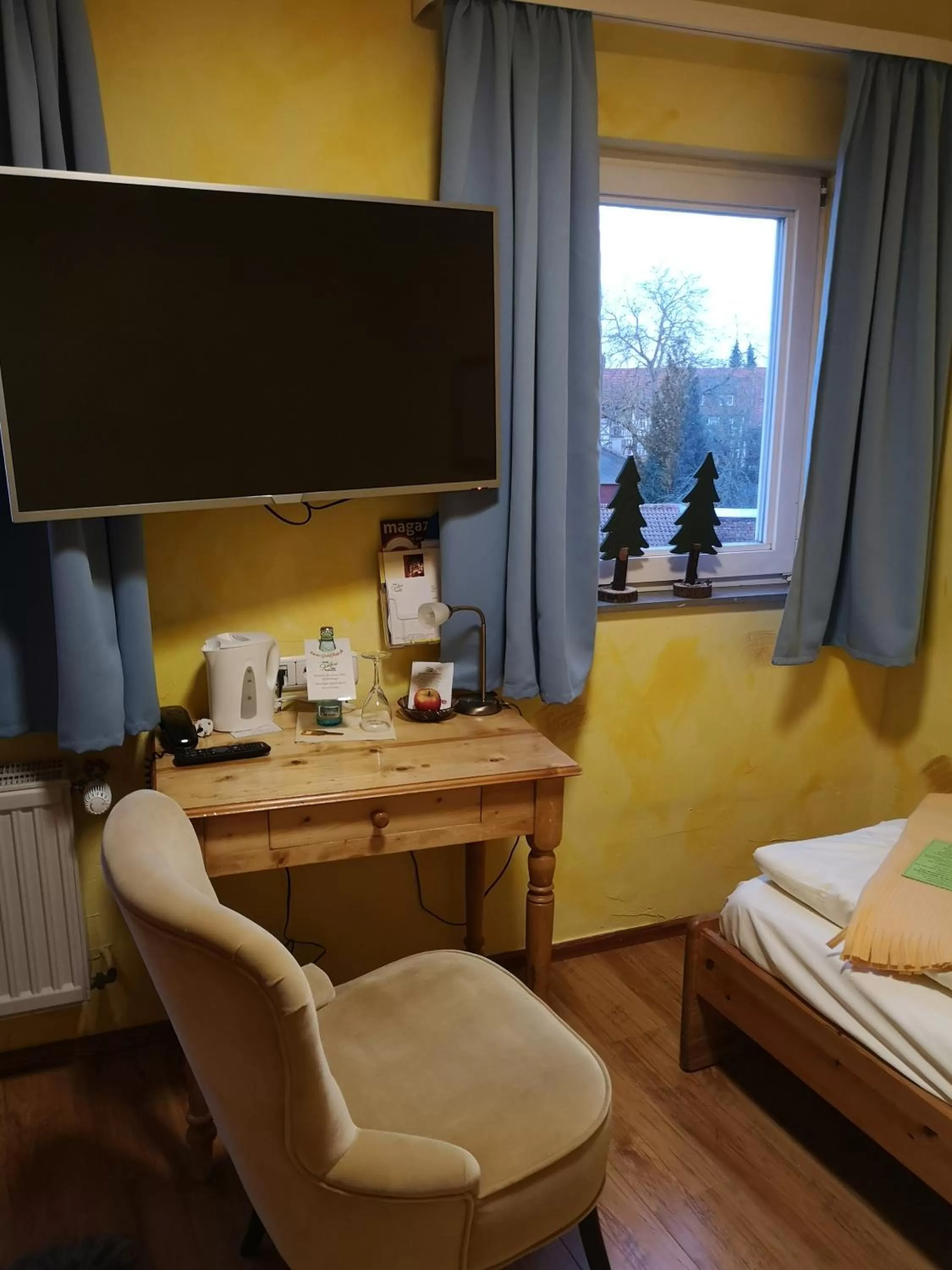 Photo of the whole room, Bed in Hotel Goldflair am Rathaus