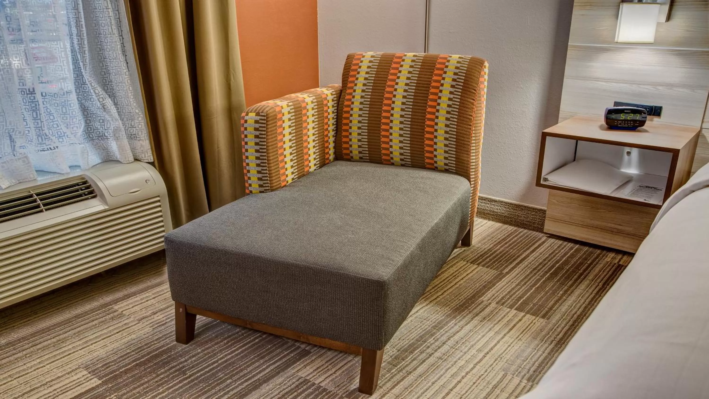 Photo of the whole room in Holiday Inn Express Hotel & Suites London by IHG