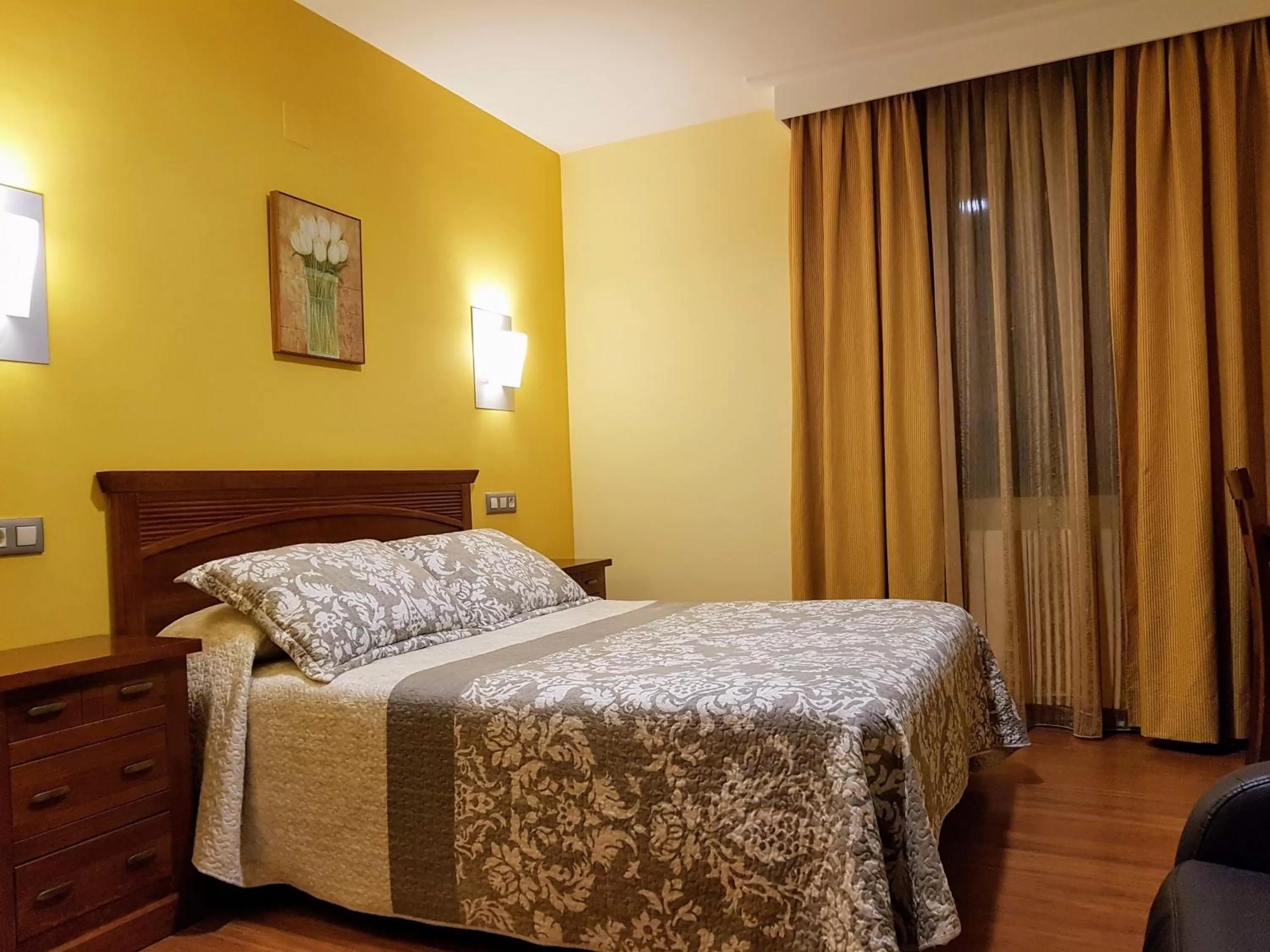 Bed in Hotel Reina Isabel