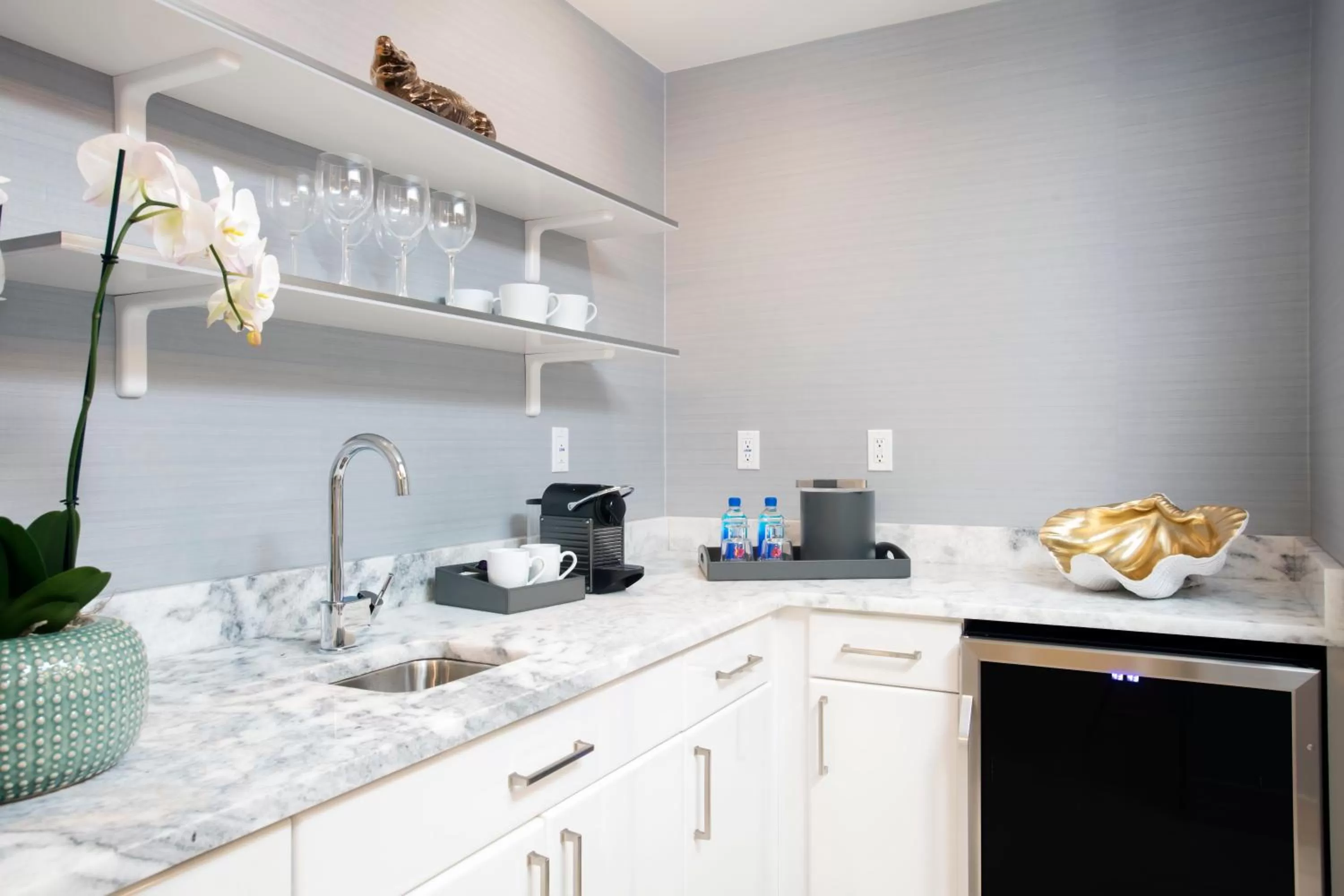 Bathroom, Kitchen/Kitchenette in Elita Hotel