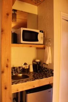 Kitchen or kitchenette in The Boulder Creek Lodge