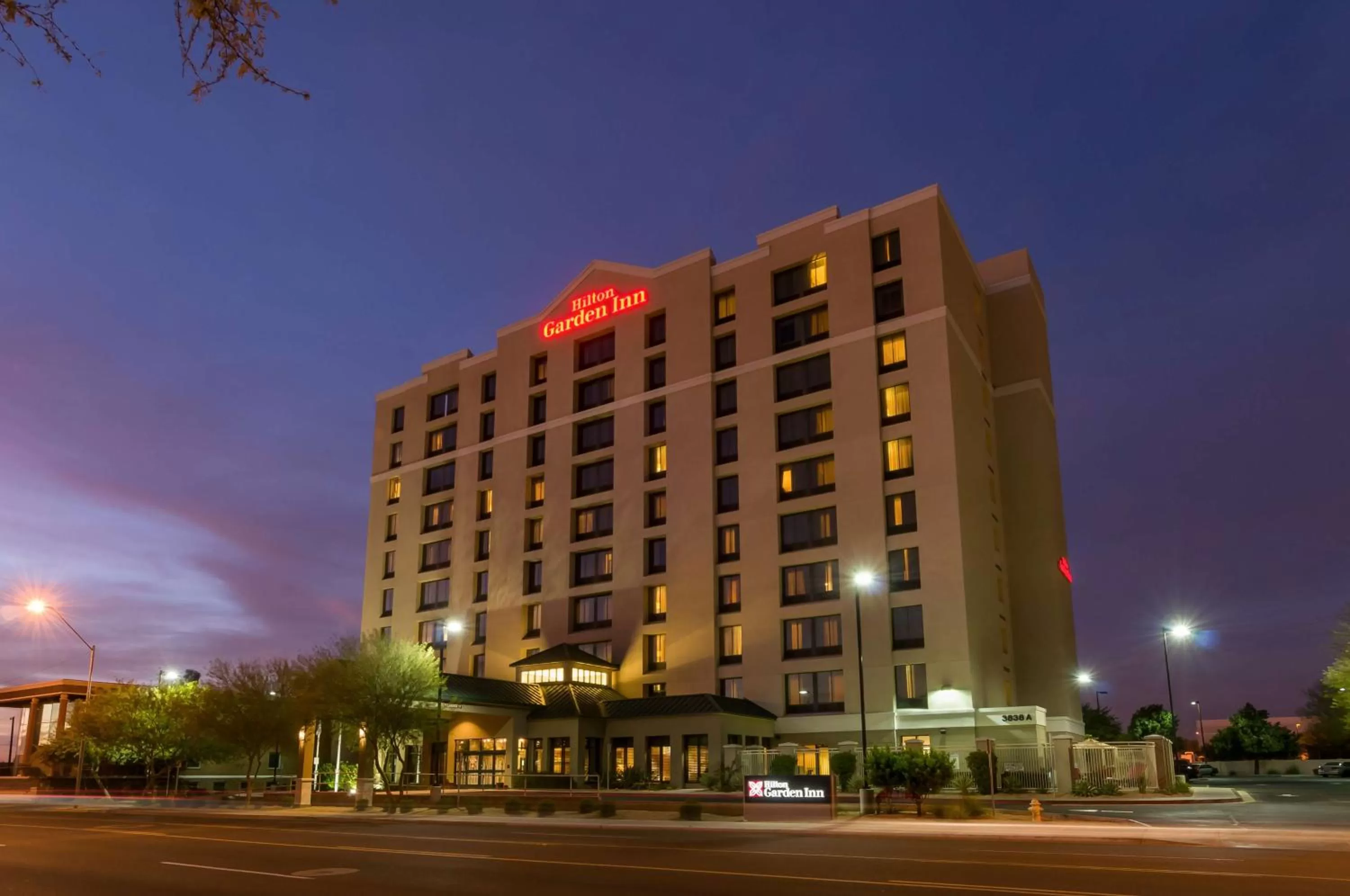 Property building in Hilton Garden Inn Phoenix Airport North