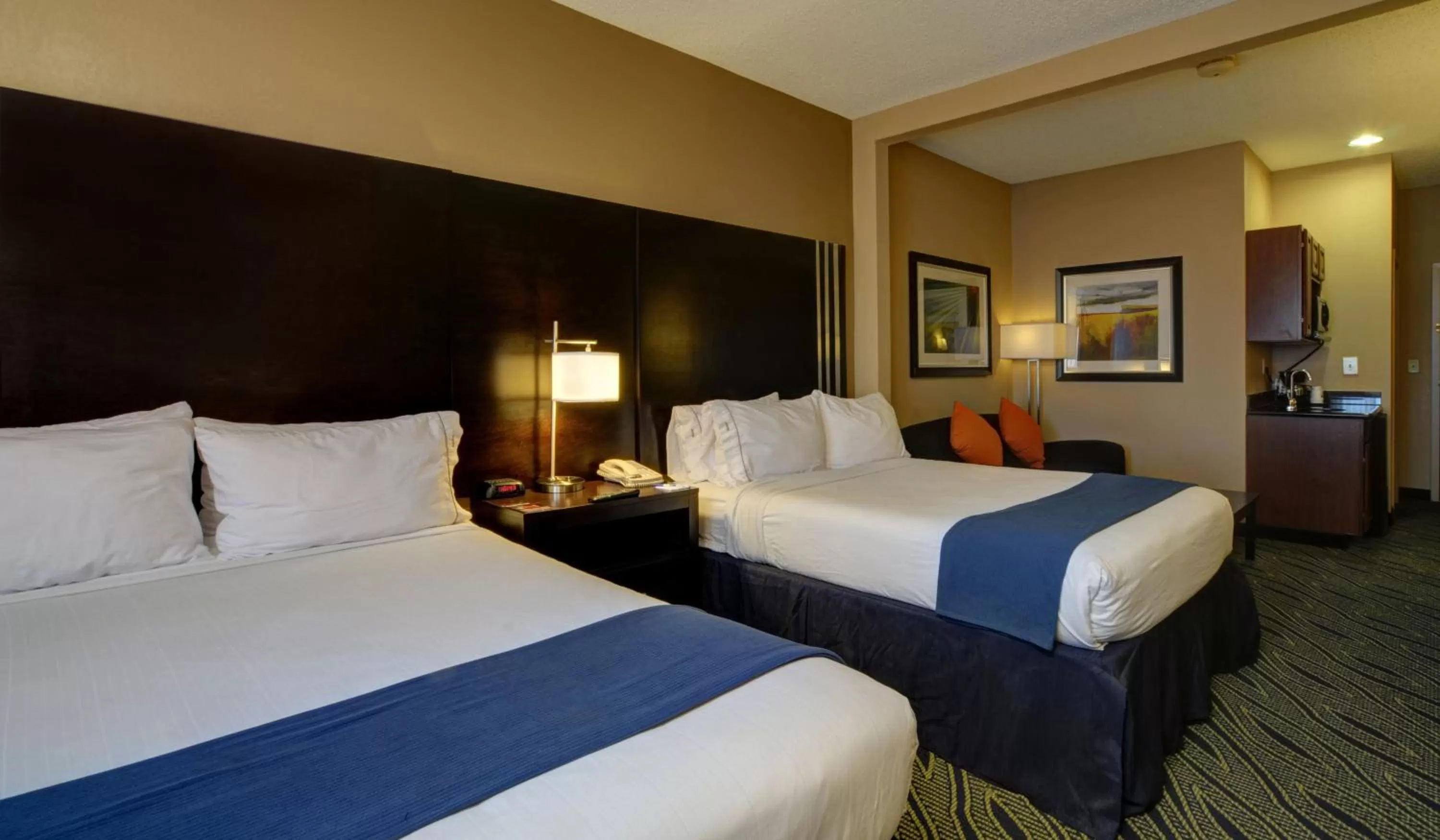 Photo of the whole room, Bed in Holiday Inn Express & Suites Midwest City by IHG