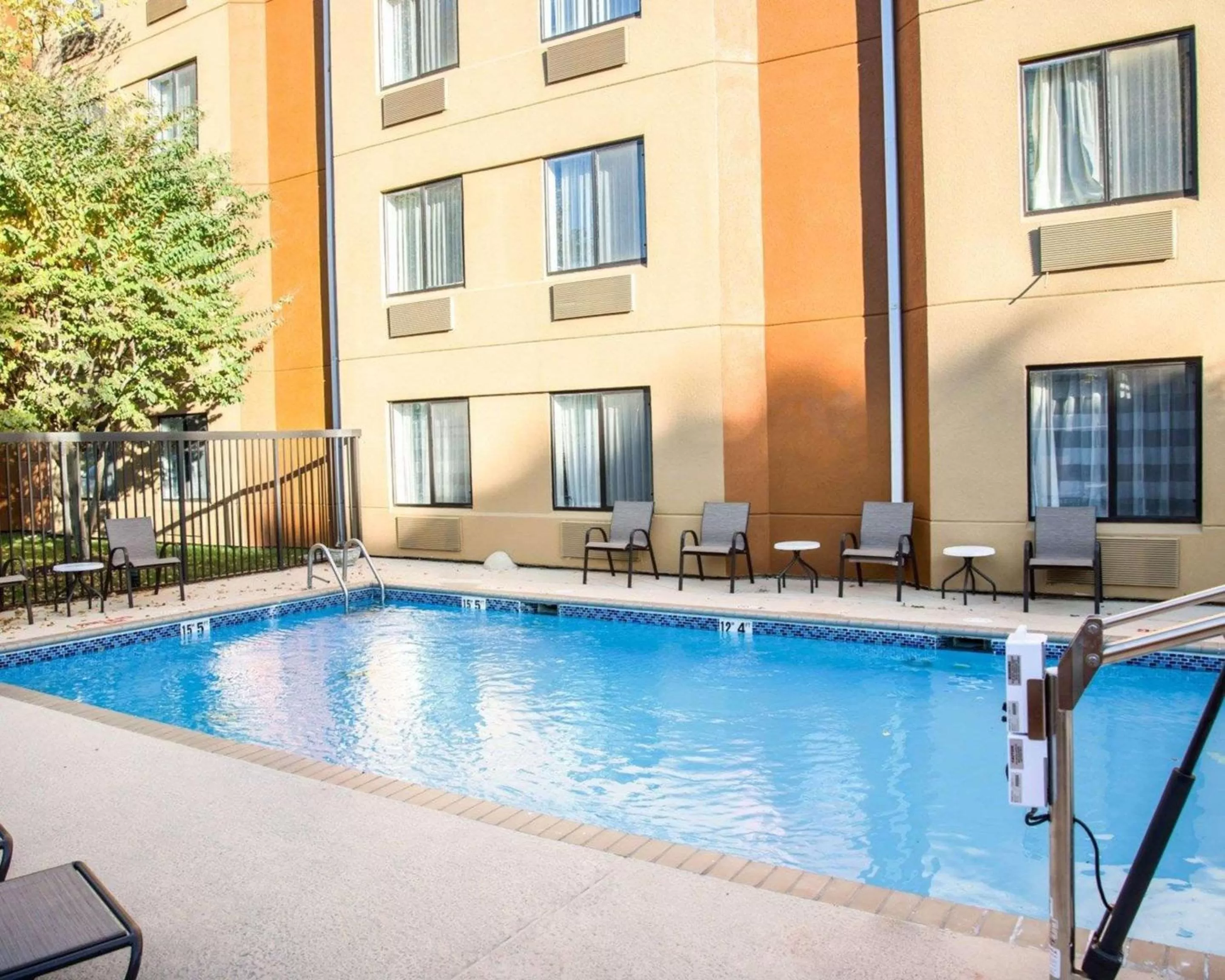 Swimming pool in Sleep Inn University Place