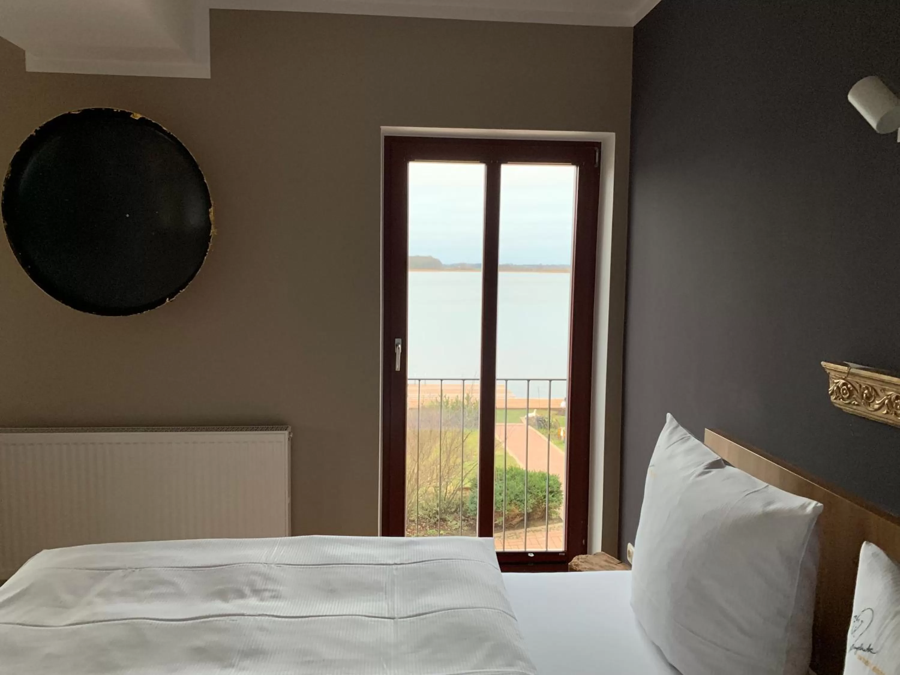 Lake view, Bed in Hotel Inselhof