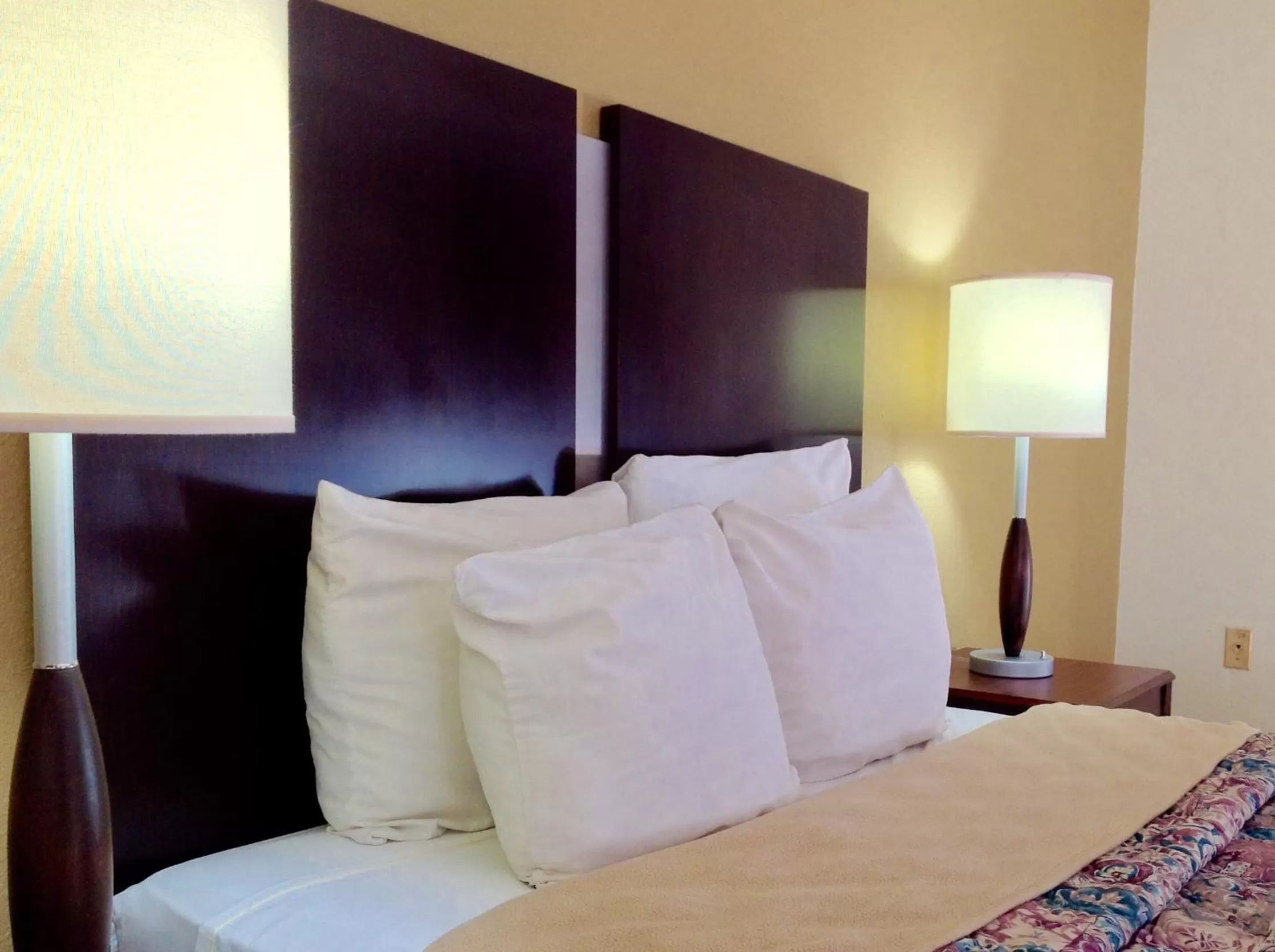 Bedroom in Knights Inn Longview