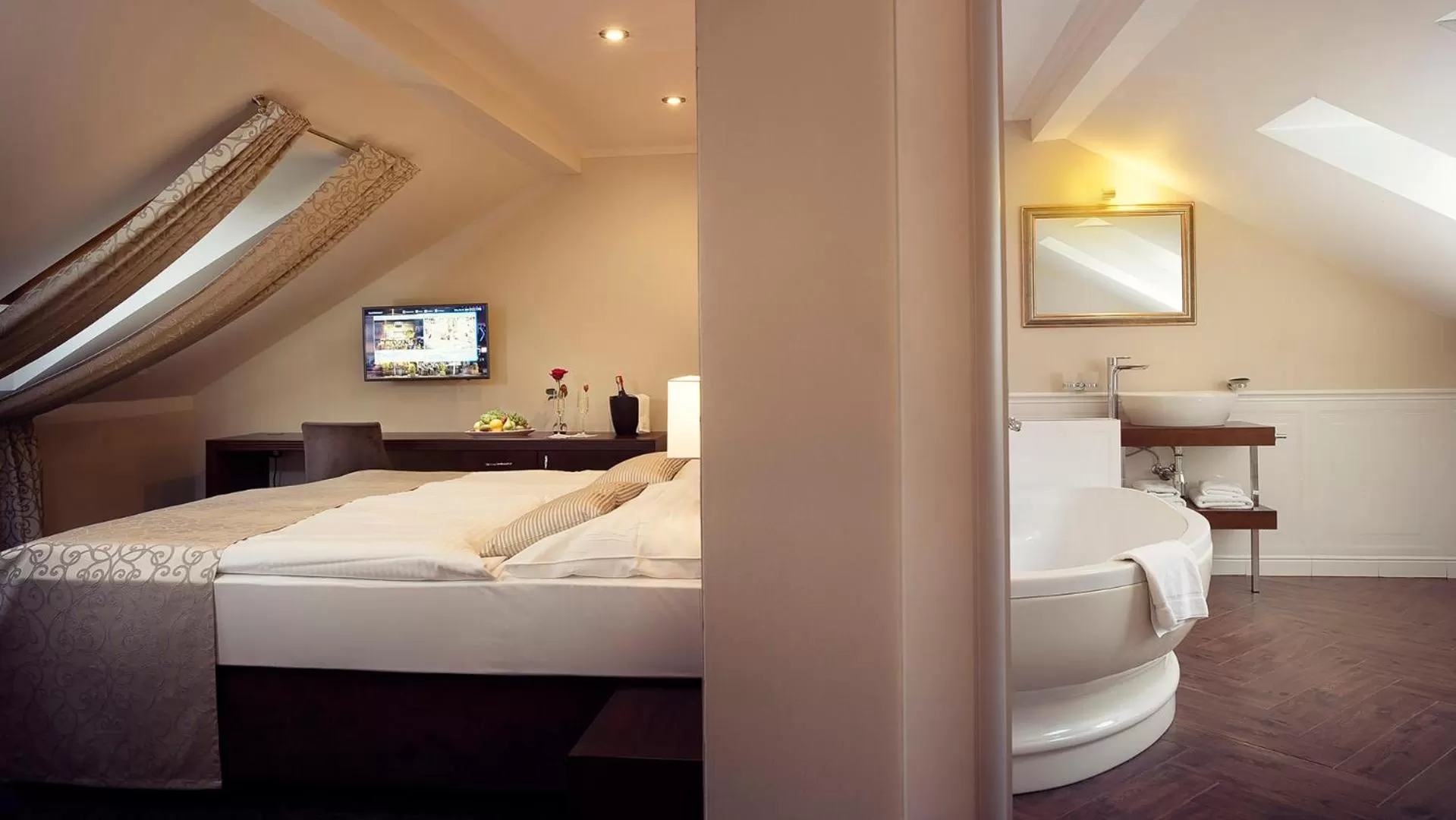 Bathroom, Bed in Hotel Ambassador