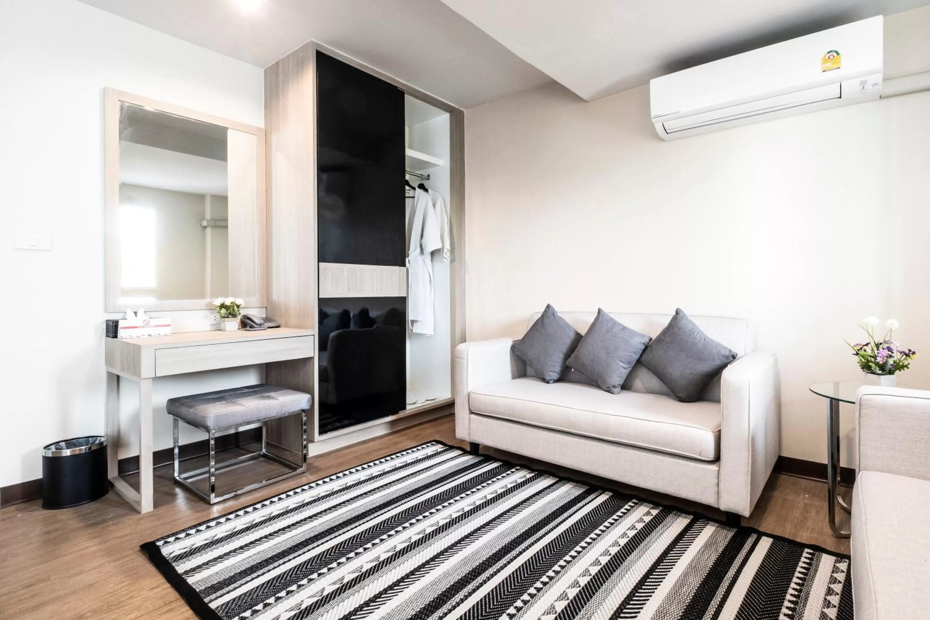 Living room in Sinsuvarn Airport Suite Hotel