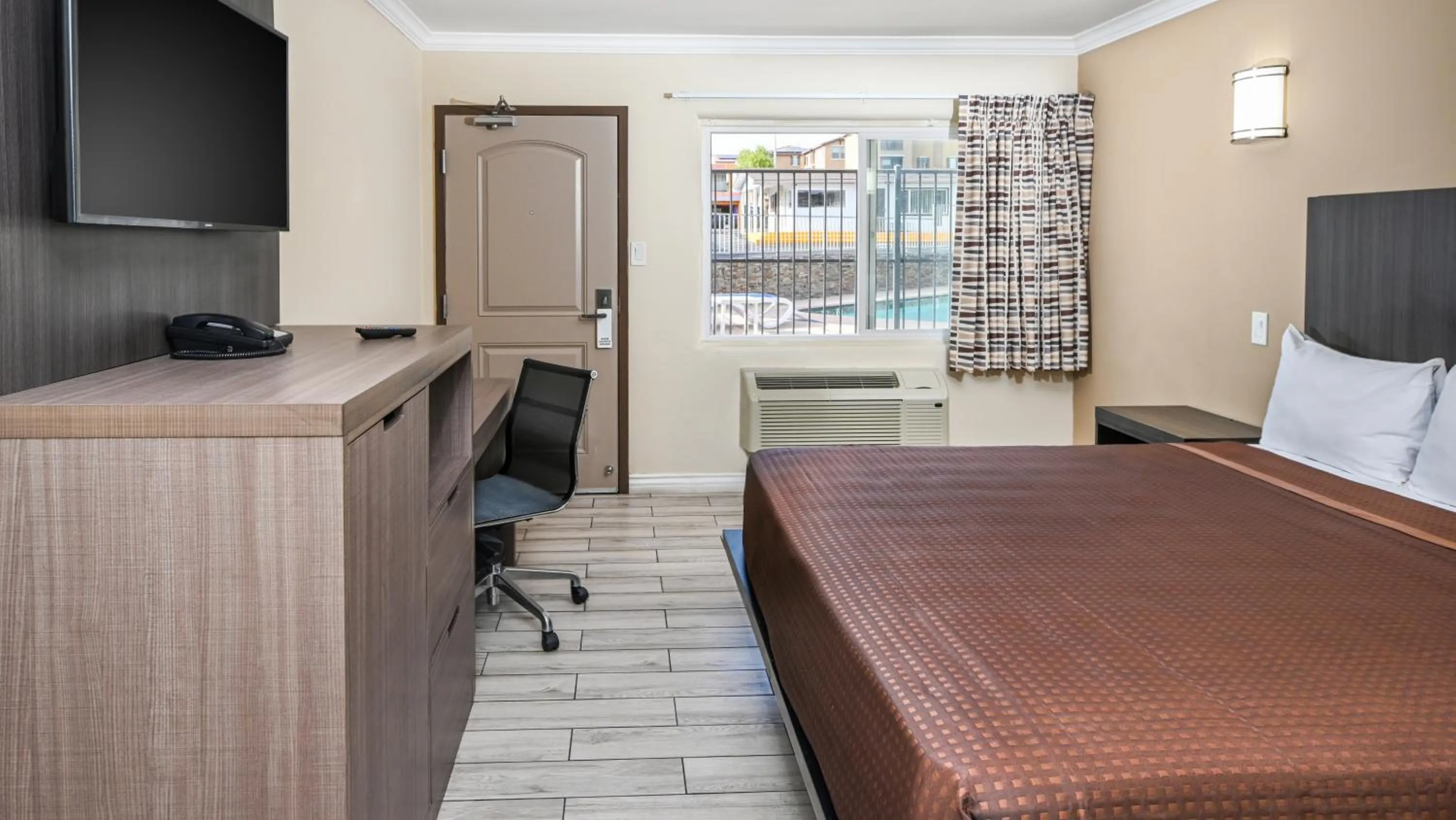 Photo of the whole room, Bed in Sea Rock Inn - Long Beach