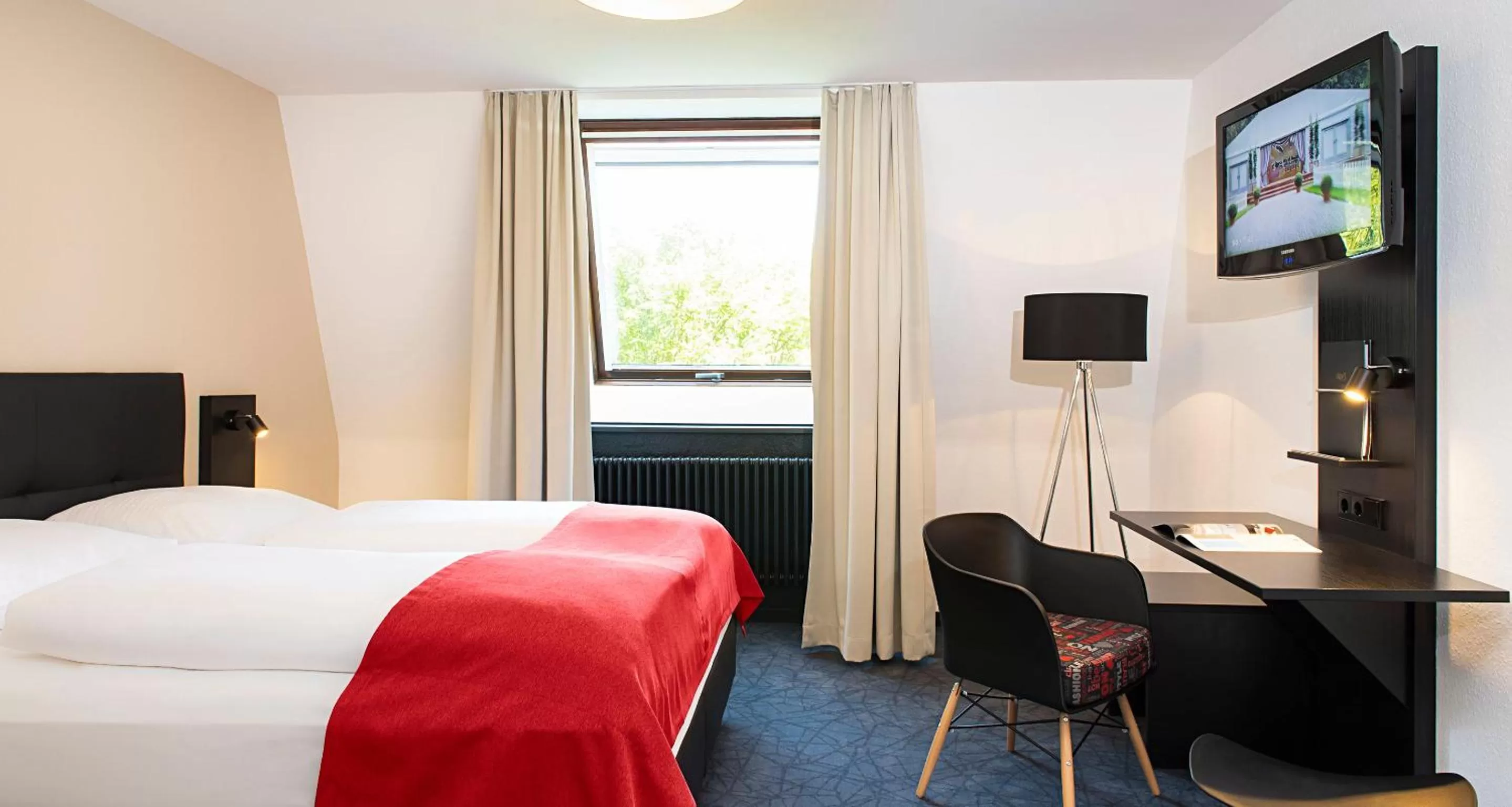 Bed in Victor's Residenz-Hotel München