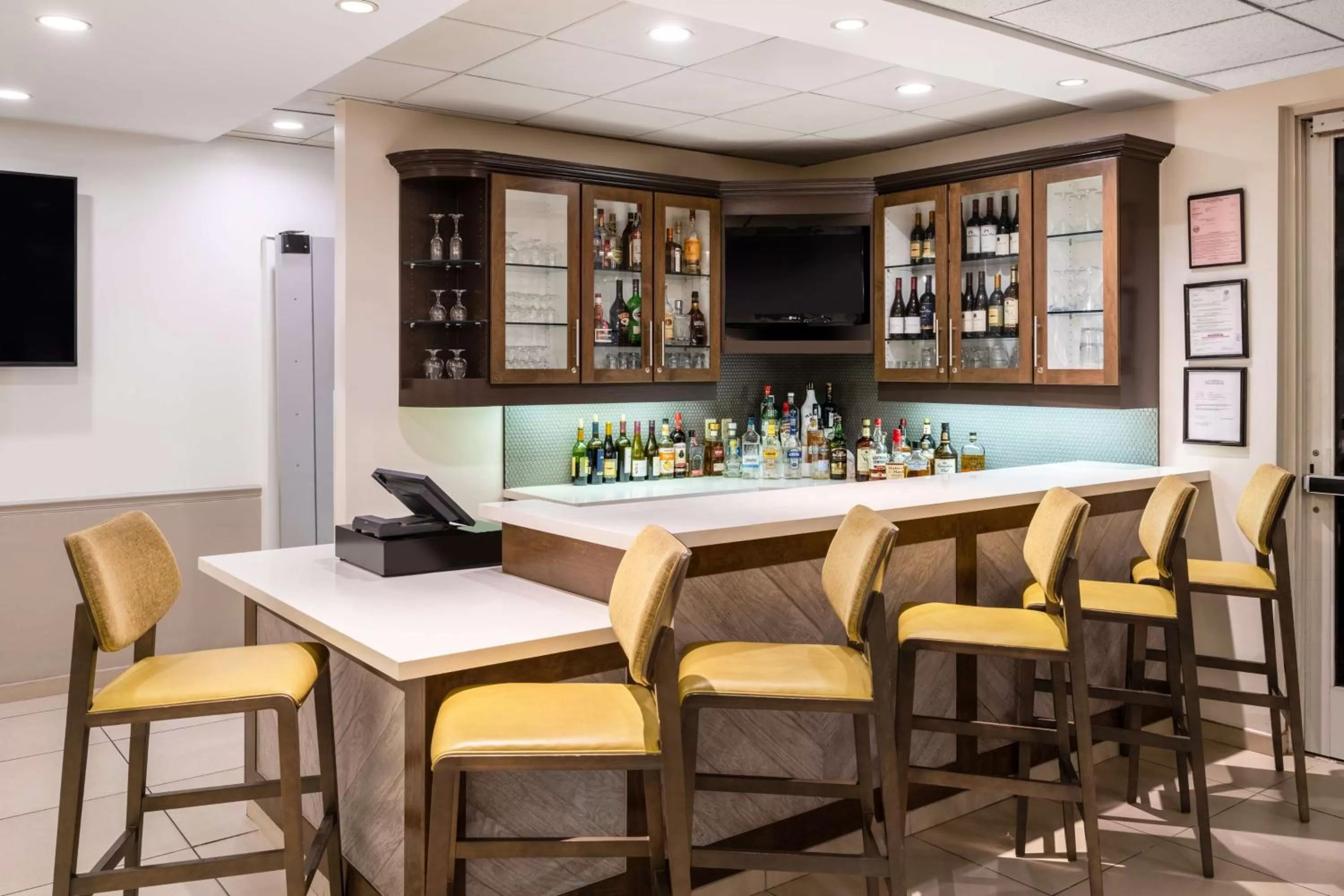 Lounge or bar in Hilton Garden Inn Bakersfield