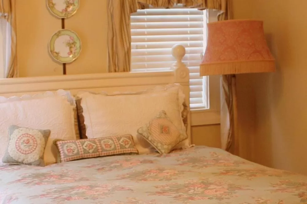 Bed in Hidden Springs Bed and Breakfast