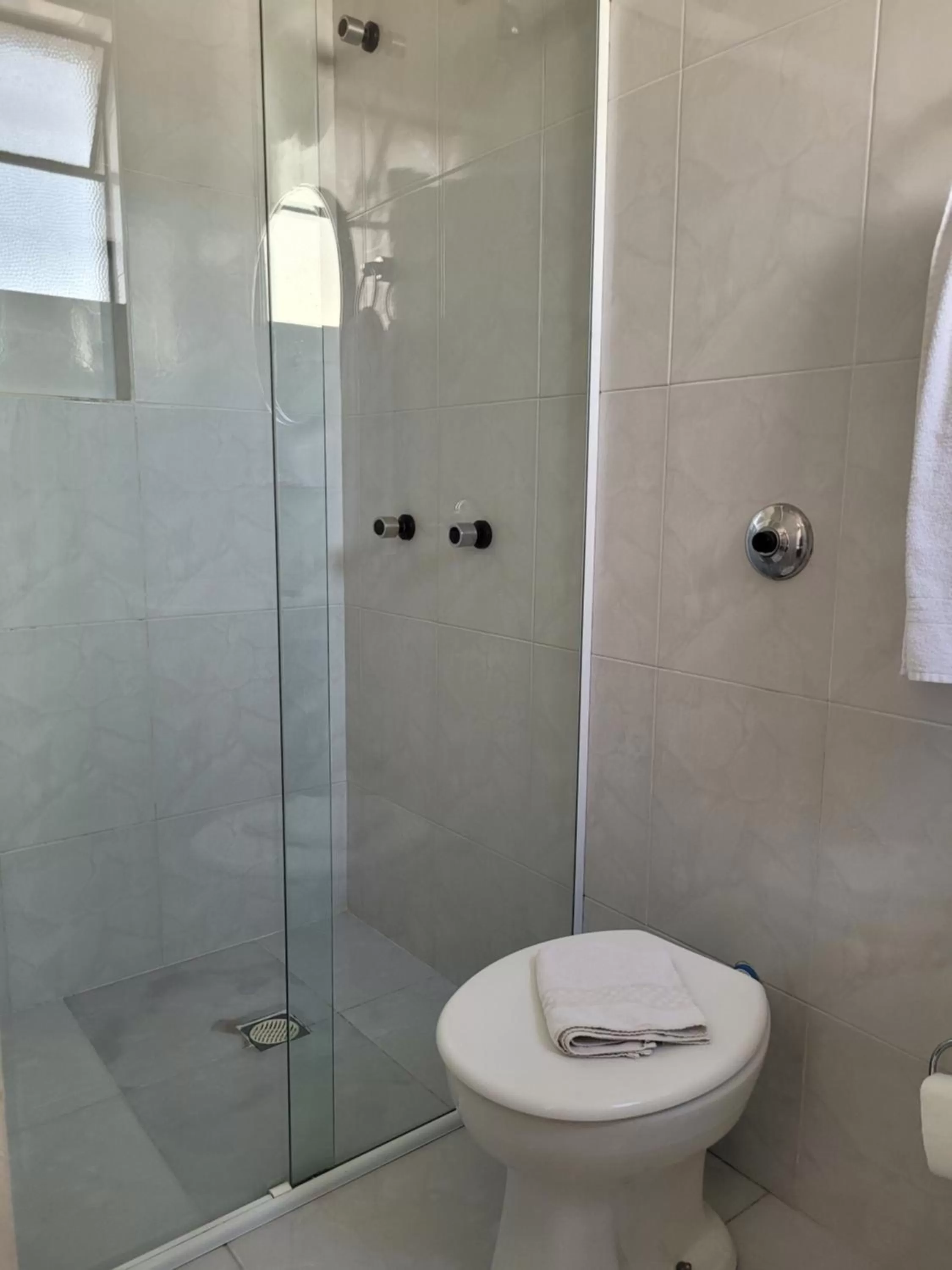 Shower in Hotel Estação Express